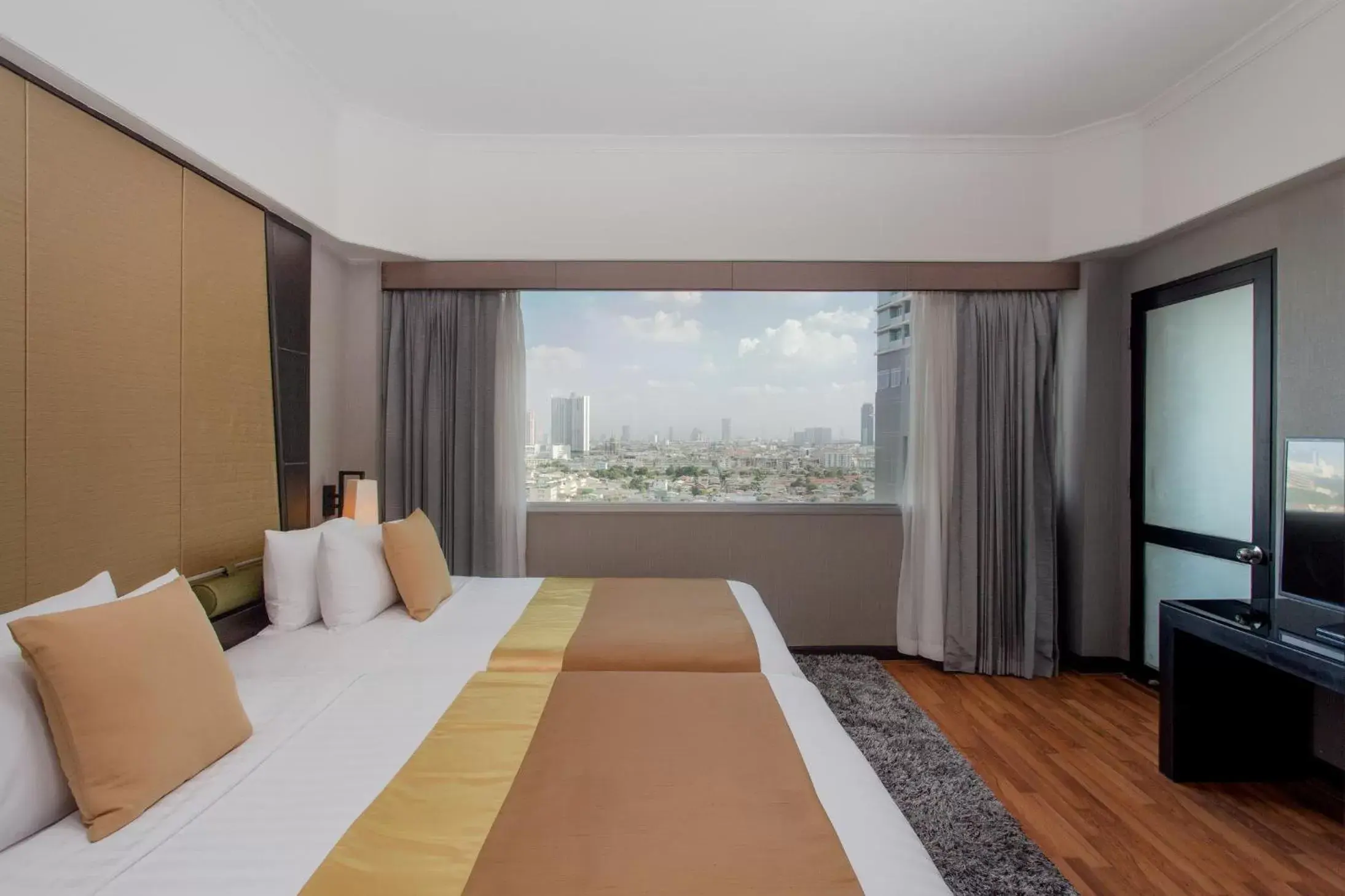 Bed in Ramada Plaza by Wyndham Bangkok Menam Riverside