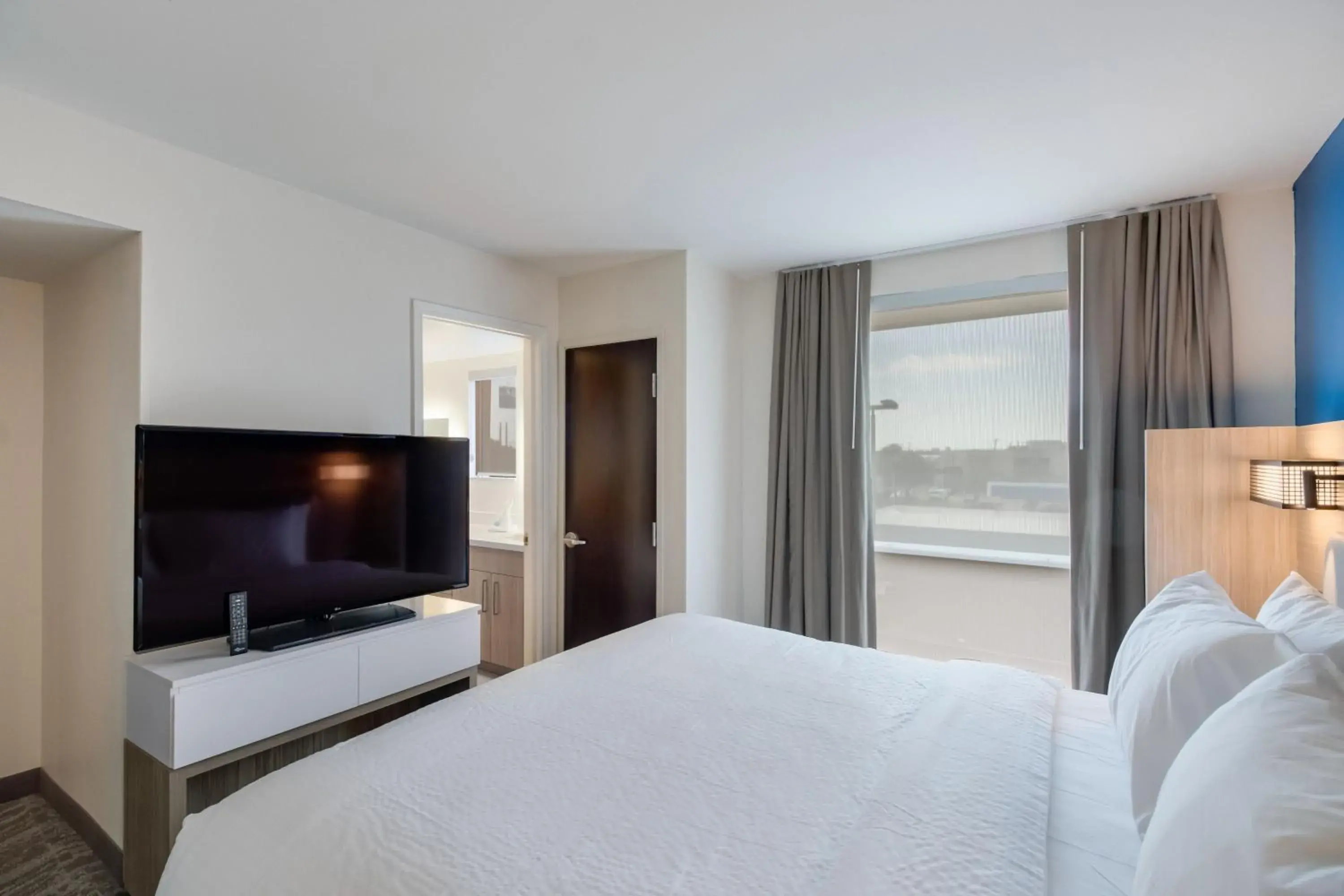 Bedroom, TV/Entertainment Center in SpringHill Suites by Marriott Dallas NW Highway at Stemmons / I-35East