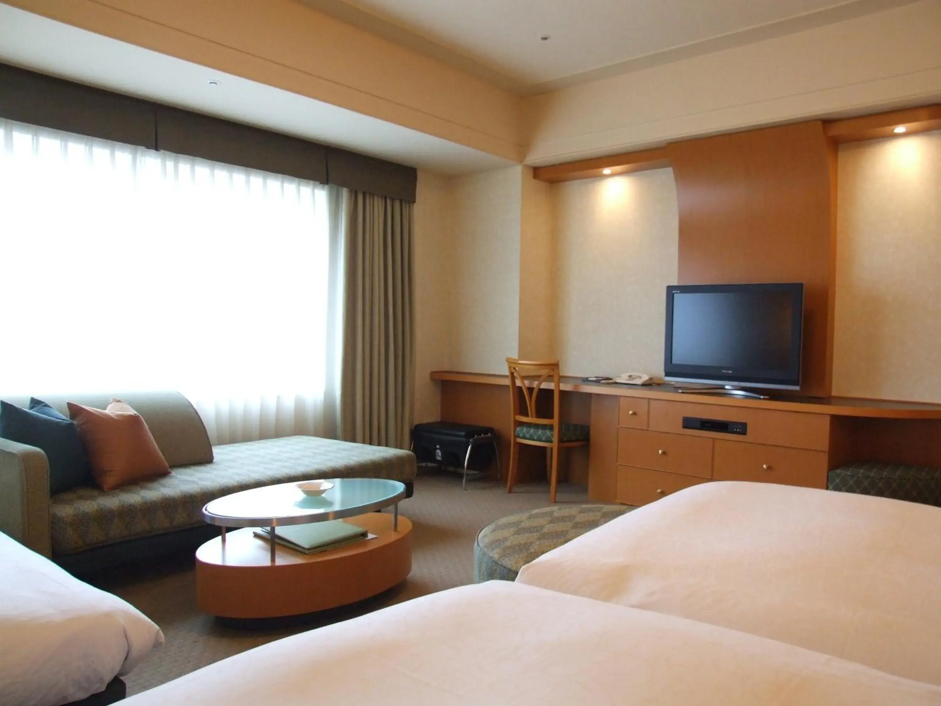 Photo of the whole room, Seating Area in Urayasu Brighton Hotel Tokyo Bay