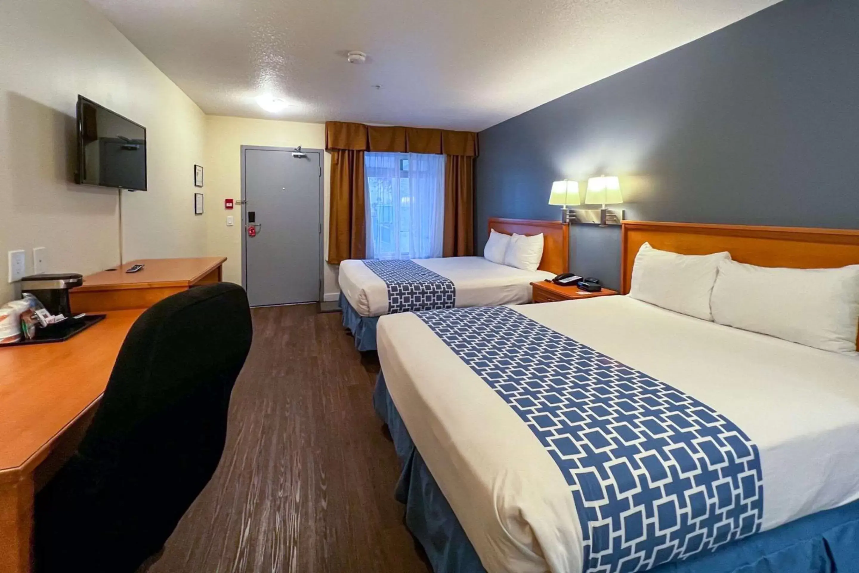 Bedroom, Bed in Econo Lodge Inn & Suites University