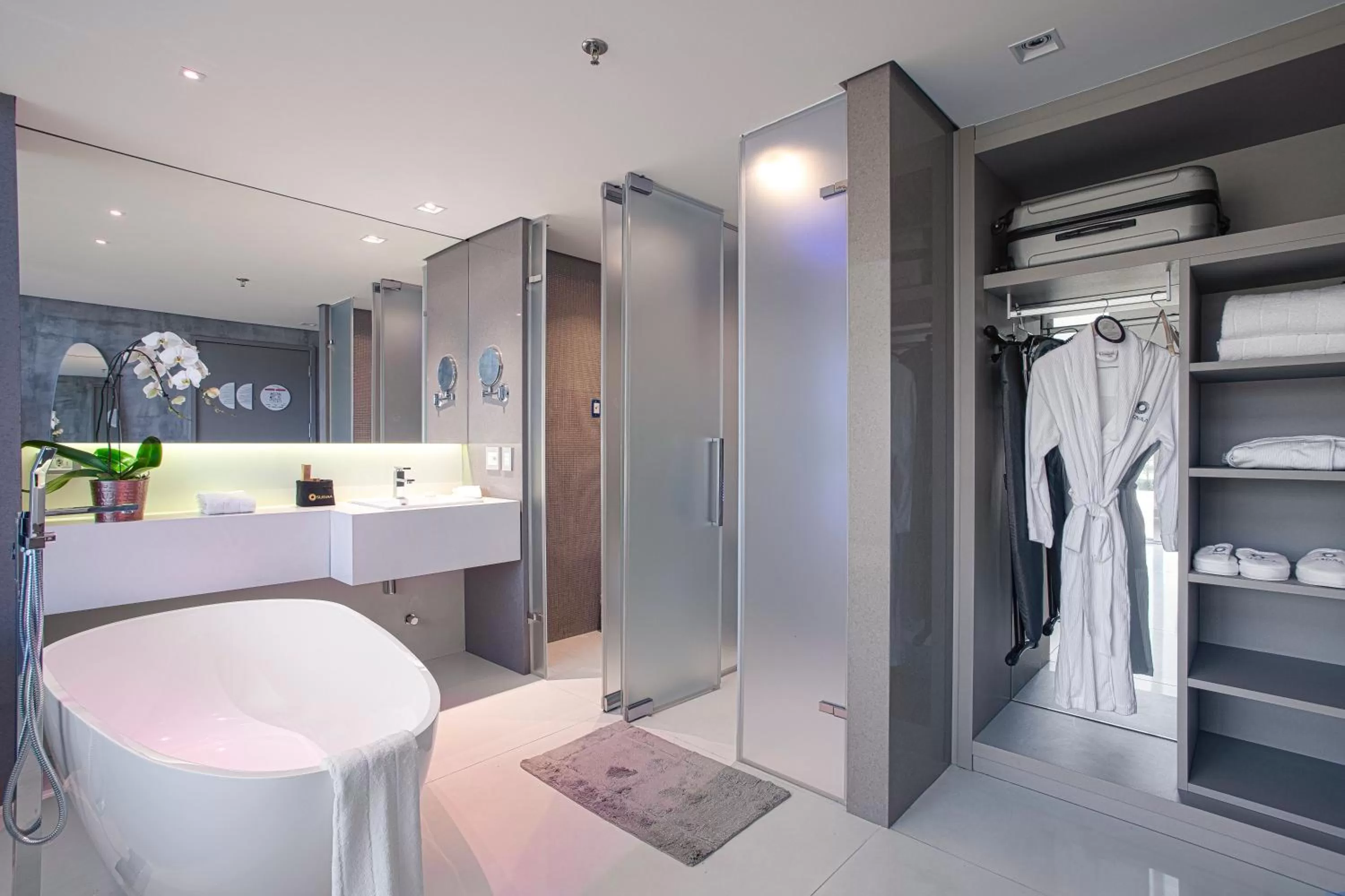 Bathroom in Suryaa Hotel Pinhais, Curio Collection by Hilton