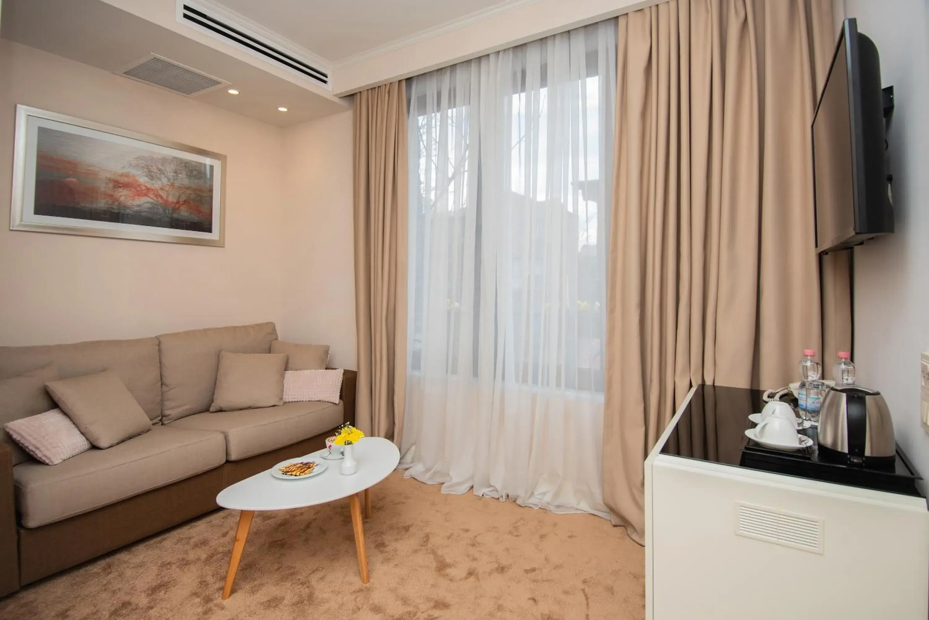 Living room, Seating Area in City Avenue Hotel