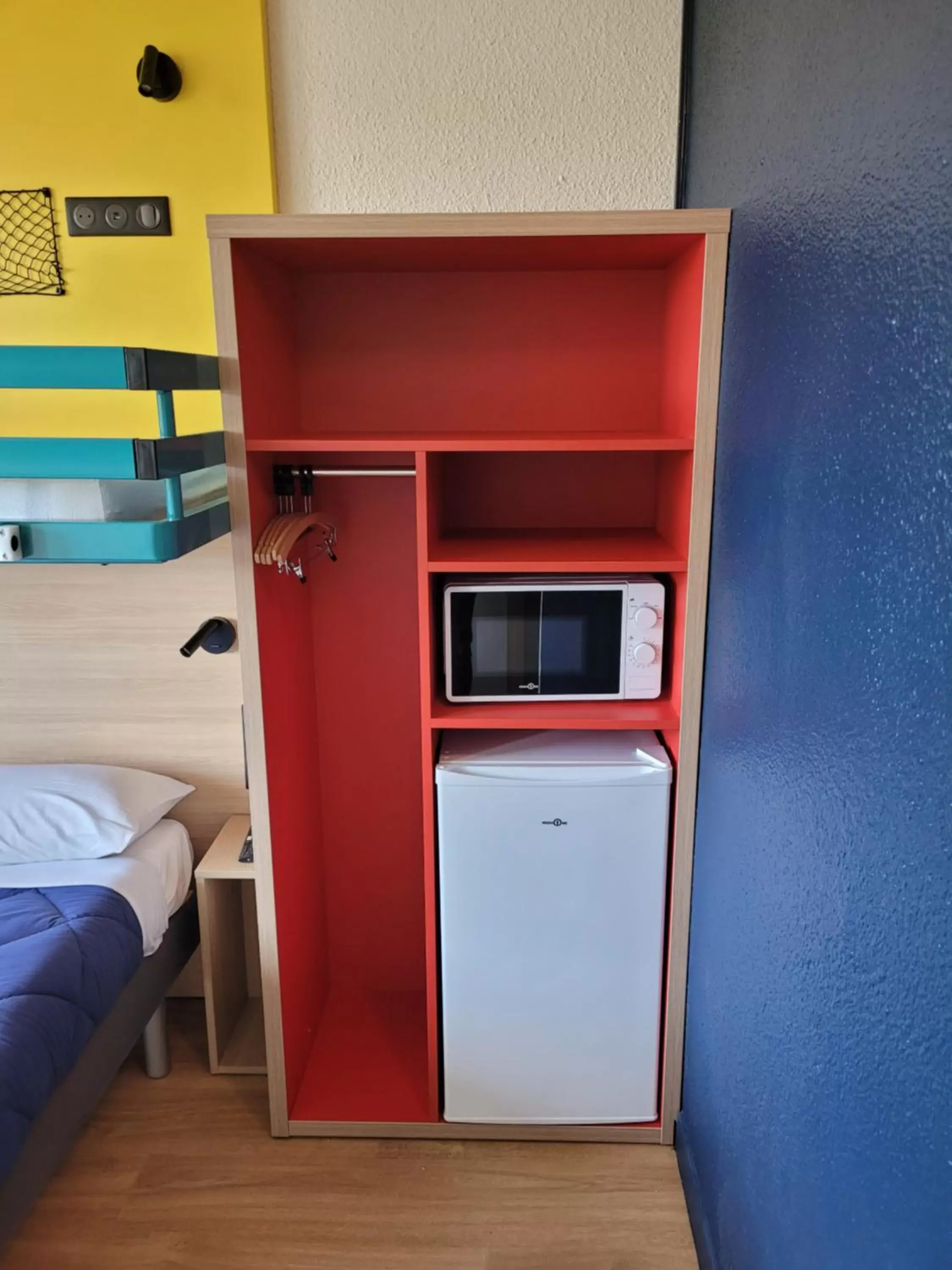 minibar, TV/Entertainment Center in Premiere Classe Lyon Nord Dardilly