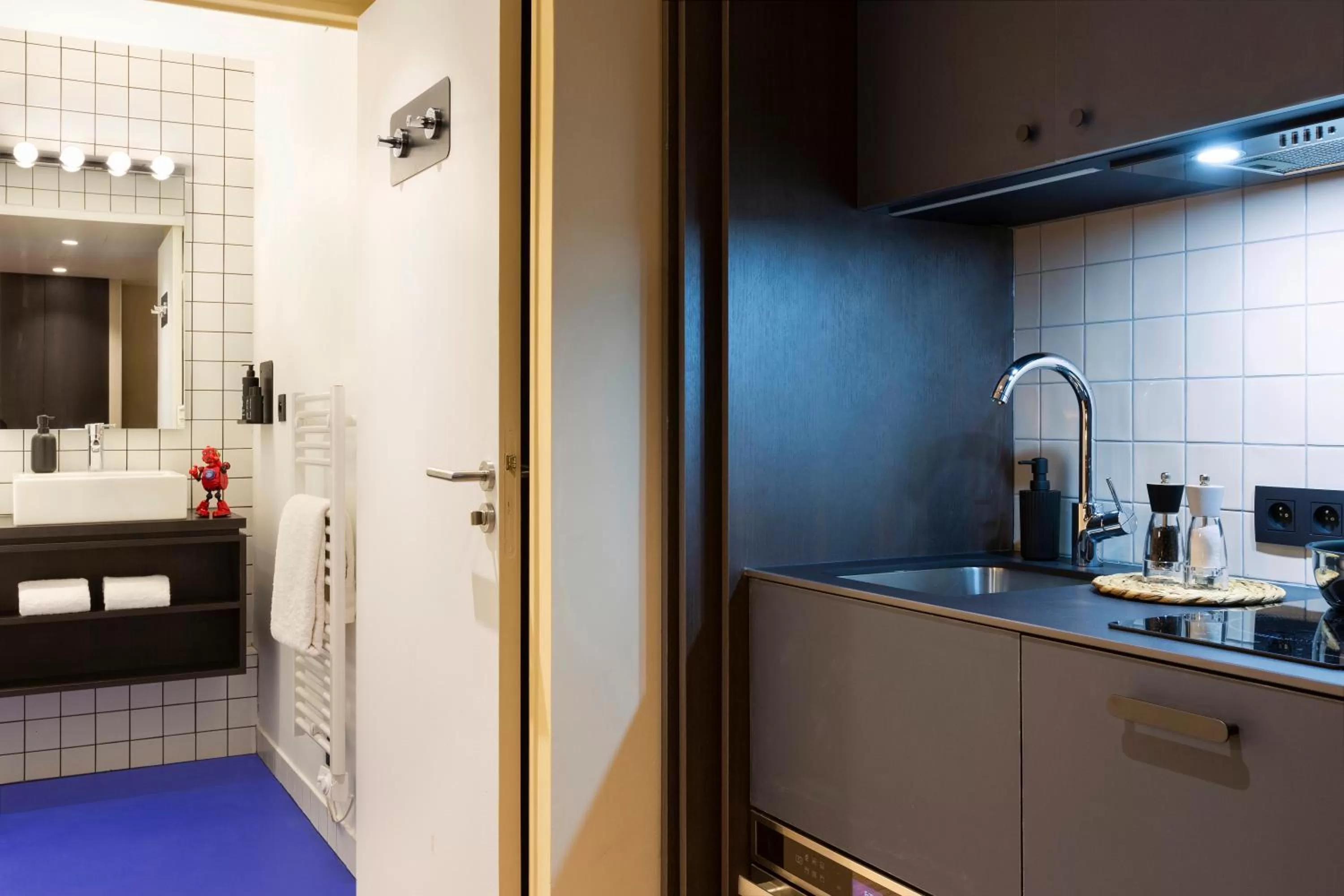 Kitchen or kitchenette in RockyPop Grenoble Hotel