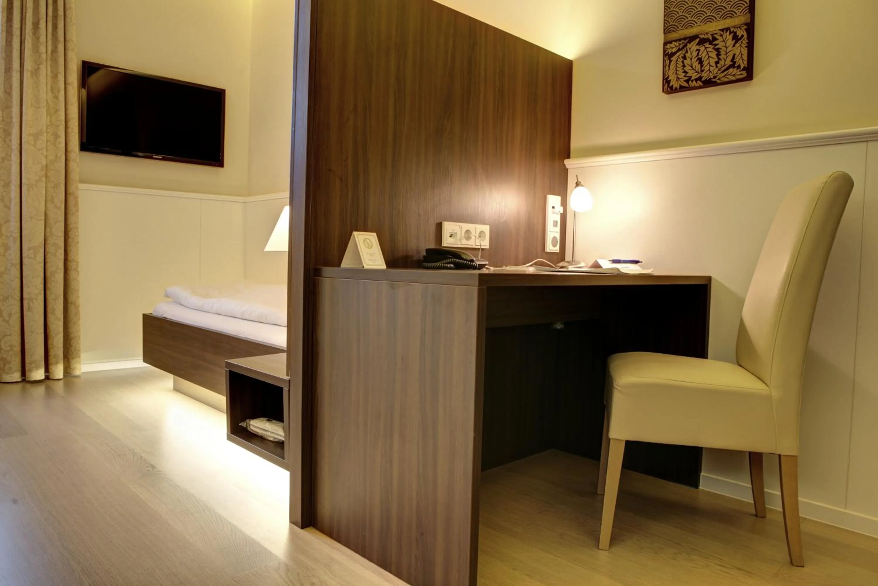 Photo of the whole room, Bed in The Heidelberg Exzellenz Hotel