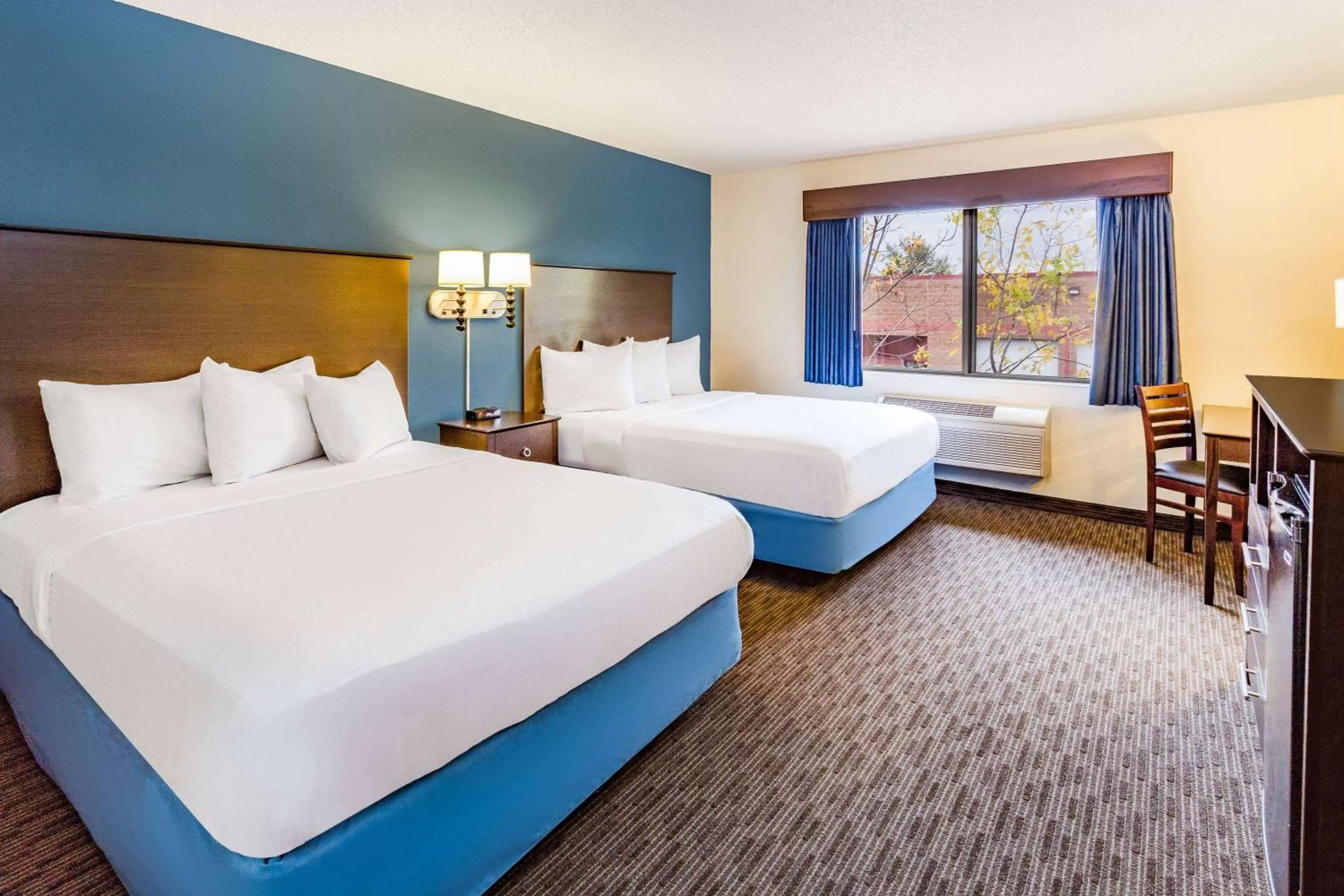 Photo of the whole room, Bed in AmericInn by Wyndham Hotel and Suites Long Lake