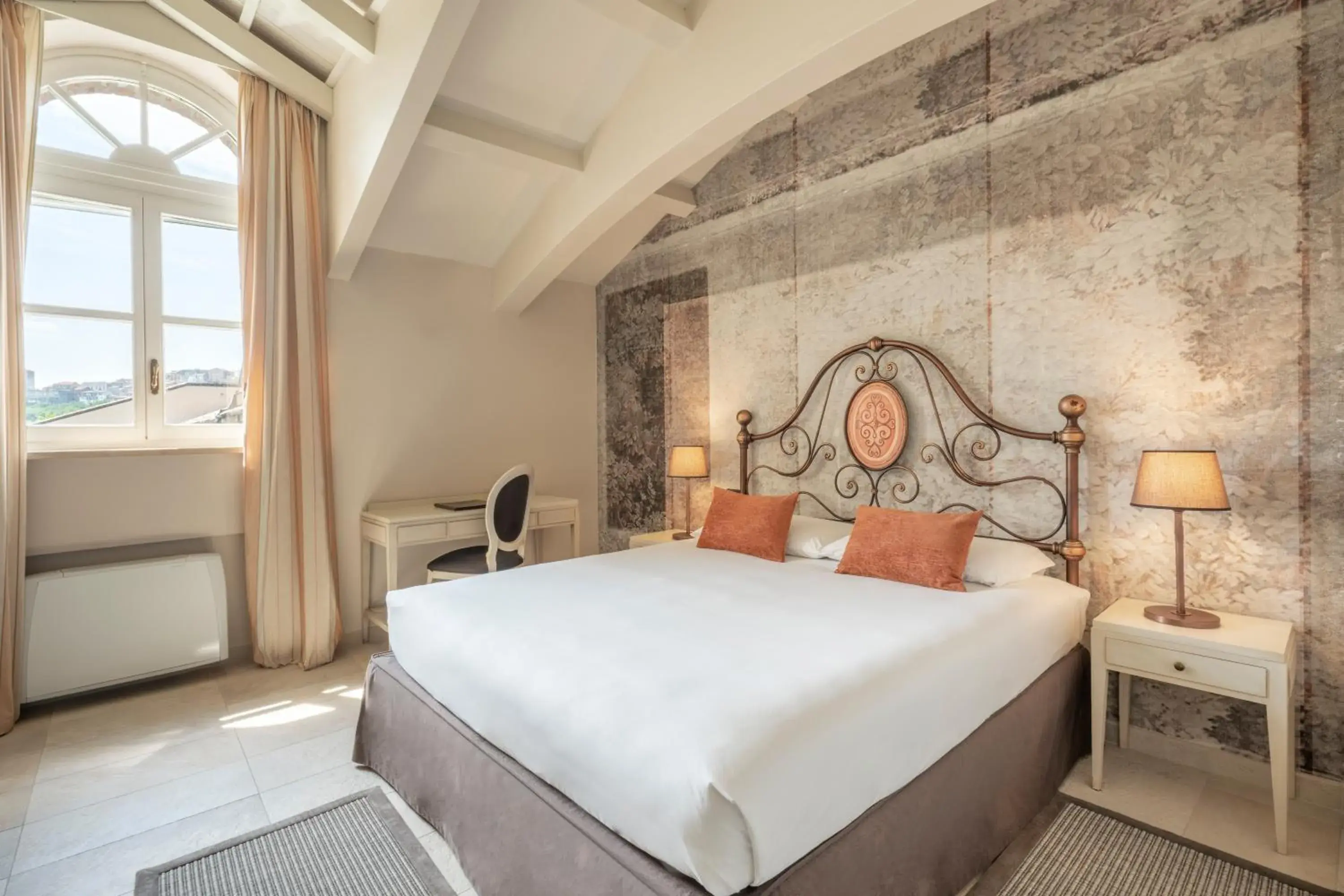 Bed in Spinerola Hotel in Cascina & Restaurant Uvaspina