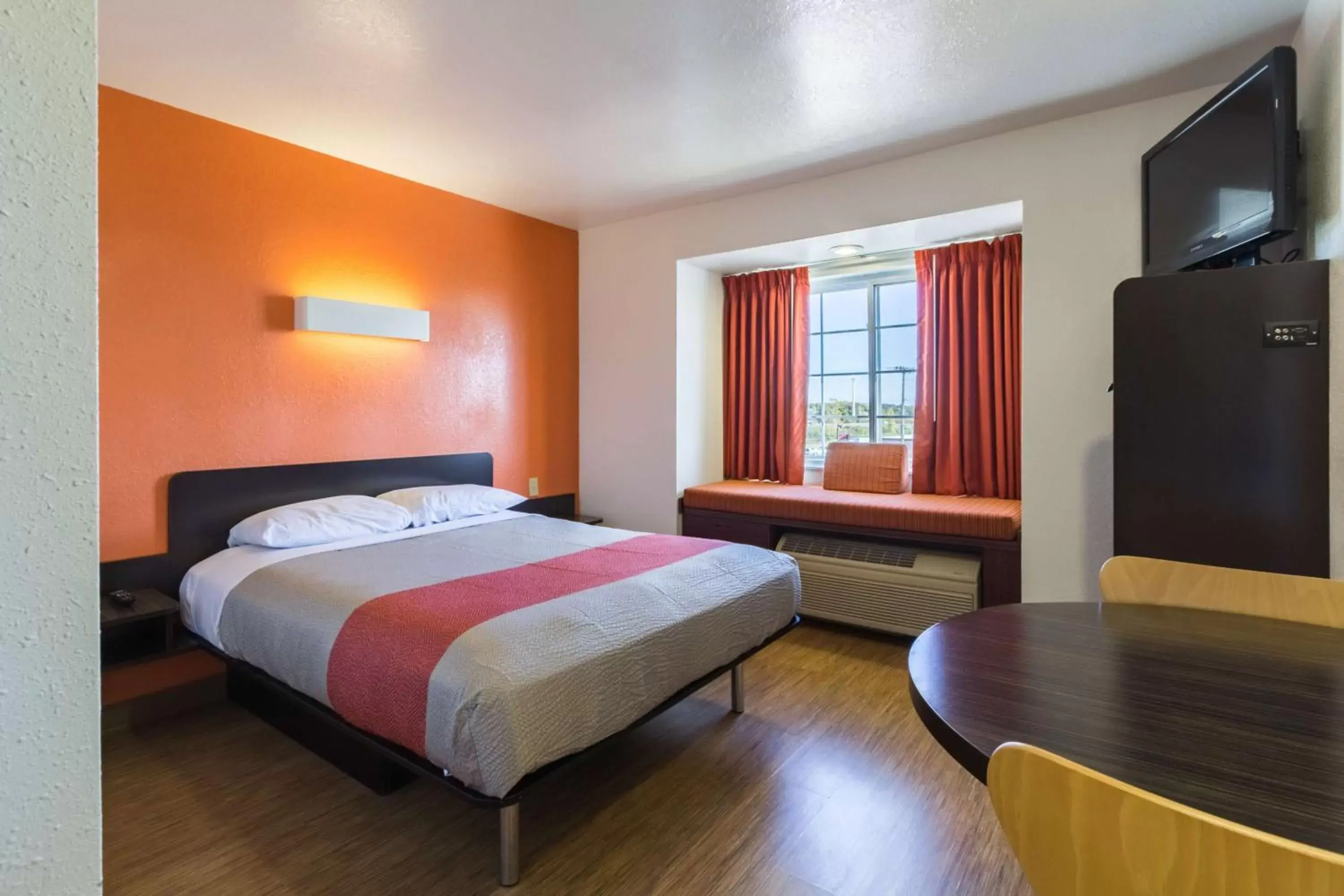 TV and multimedia in Motel 6-Huron, OH - Sandusky