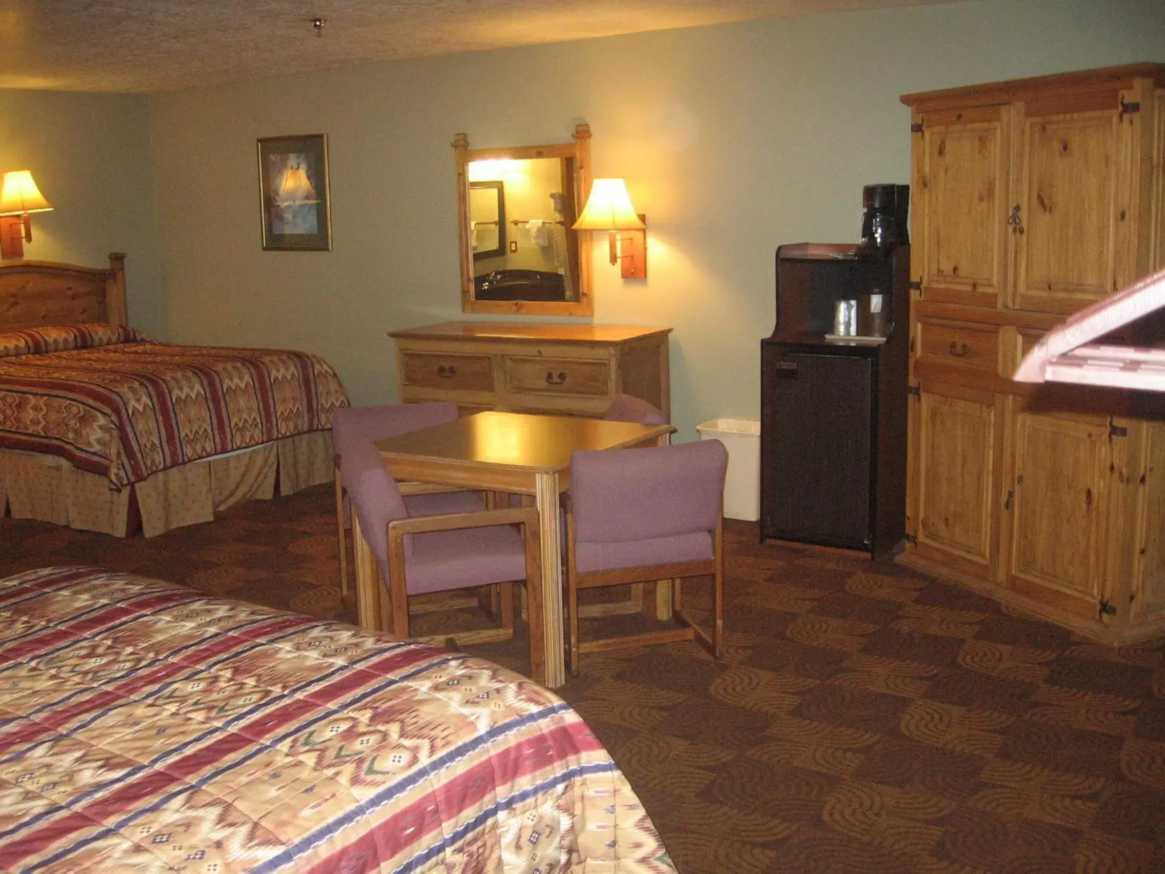 Photo of the whole room, Bed in New Summit Inn