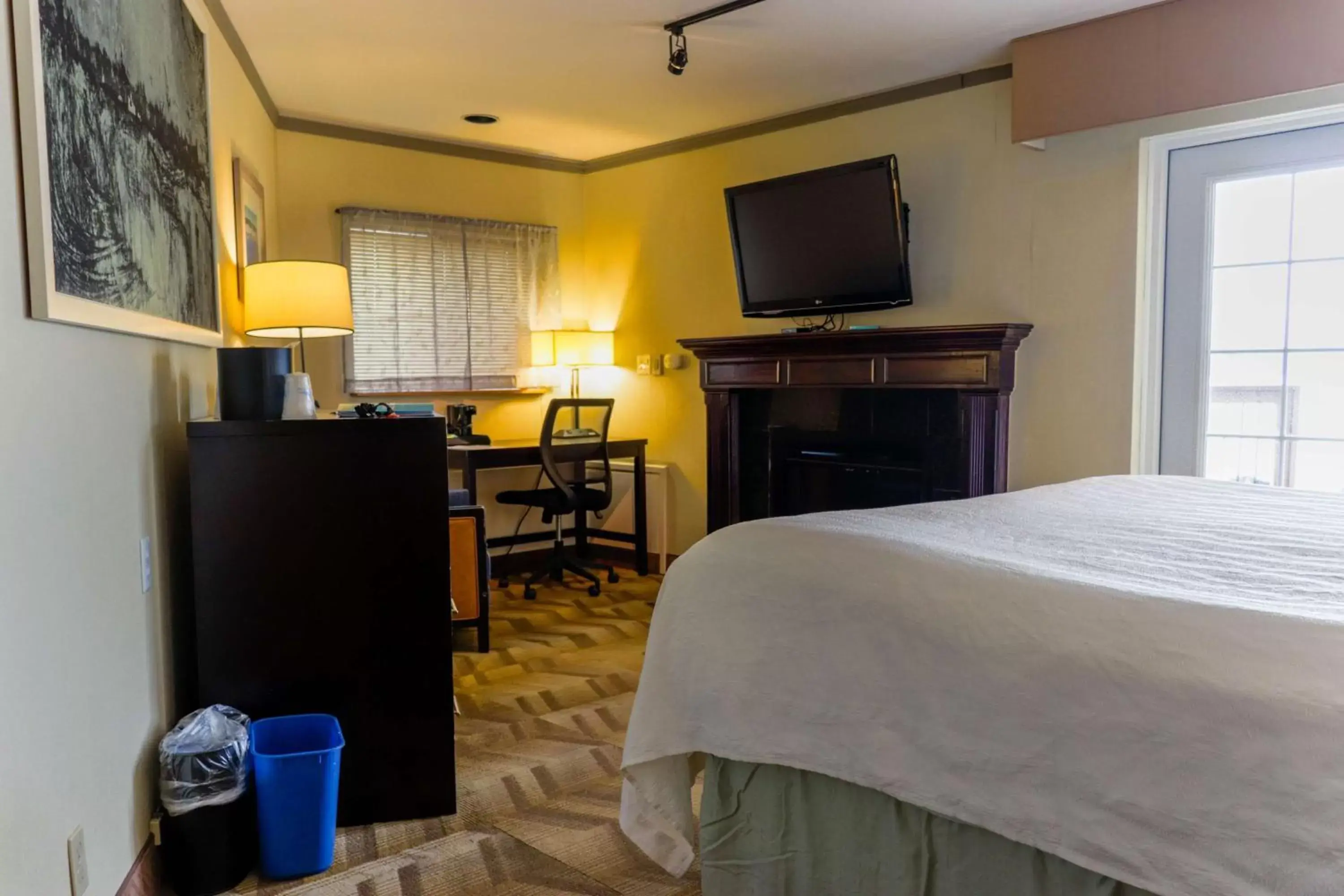 Photo of the whole room, TV/Entertainment Center in Best Western Plus Silverdale Beach Hotel