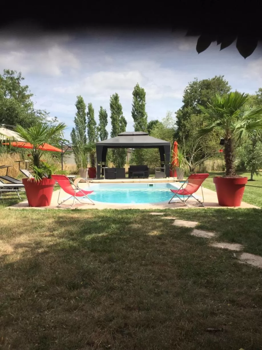 Garden, Swimming Pool in Avenue de la Gare