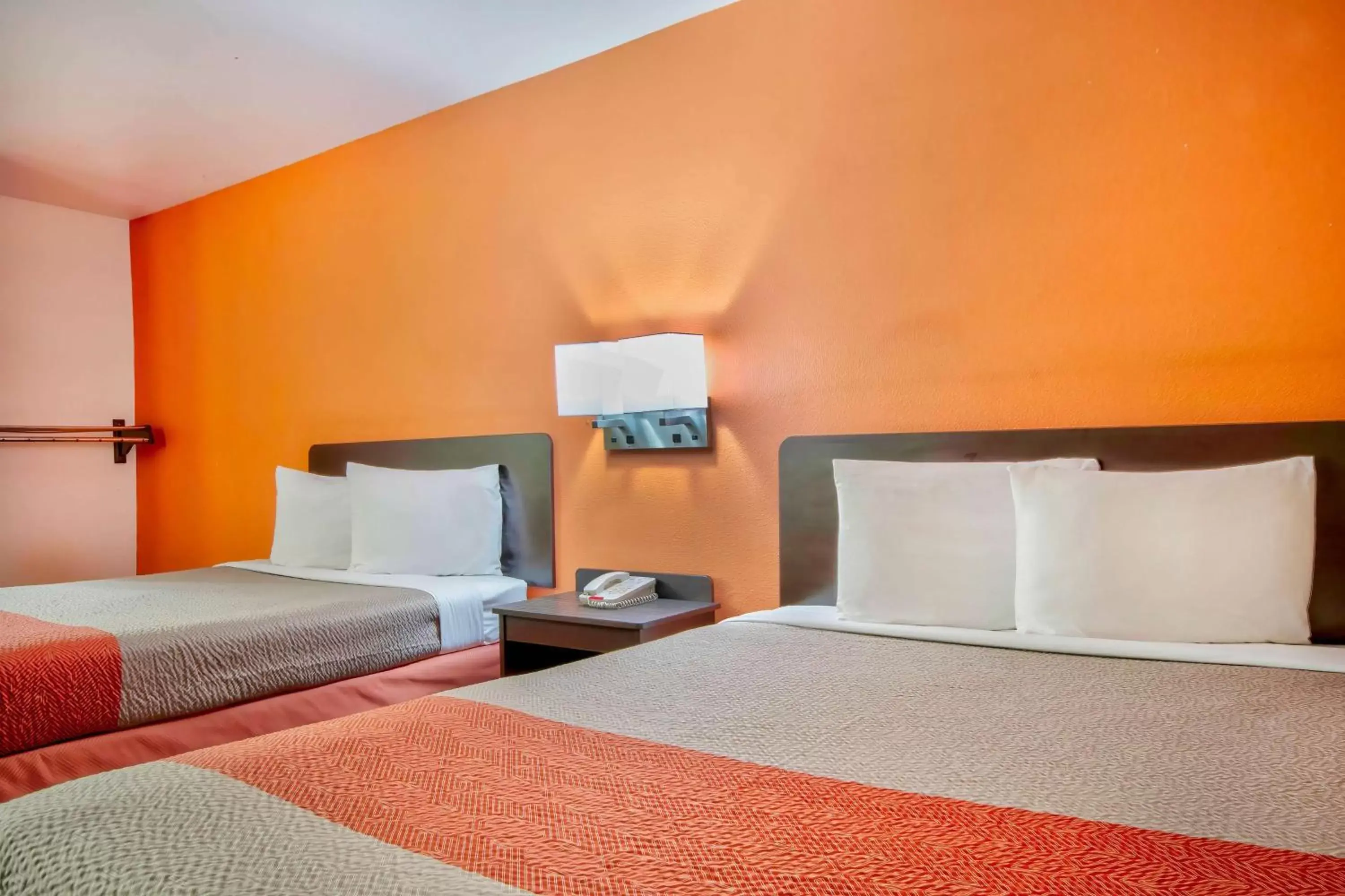 Bedroom, Bed in Motel 6-Santa Nella, CA - Los Banos