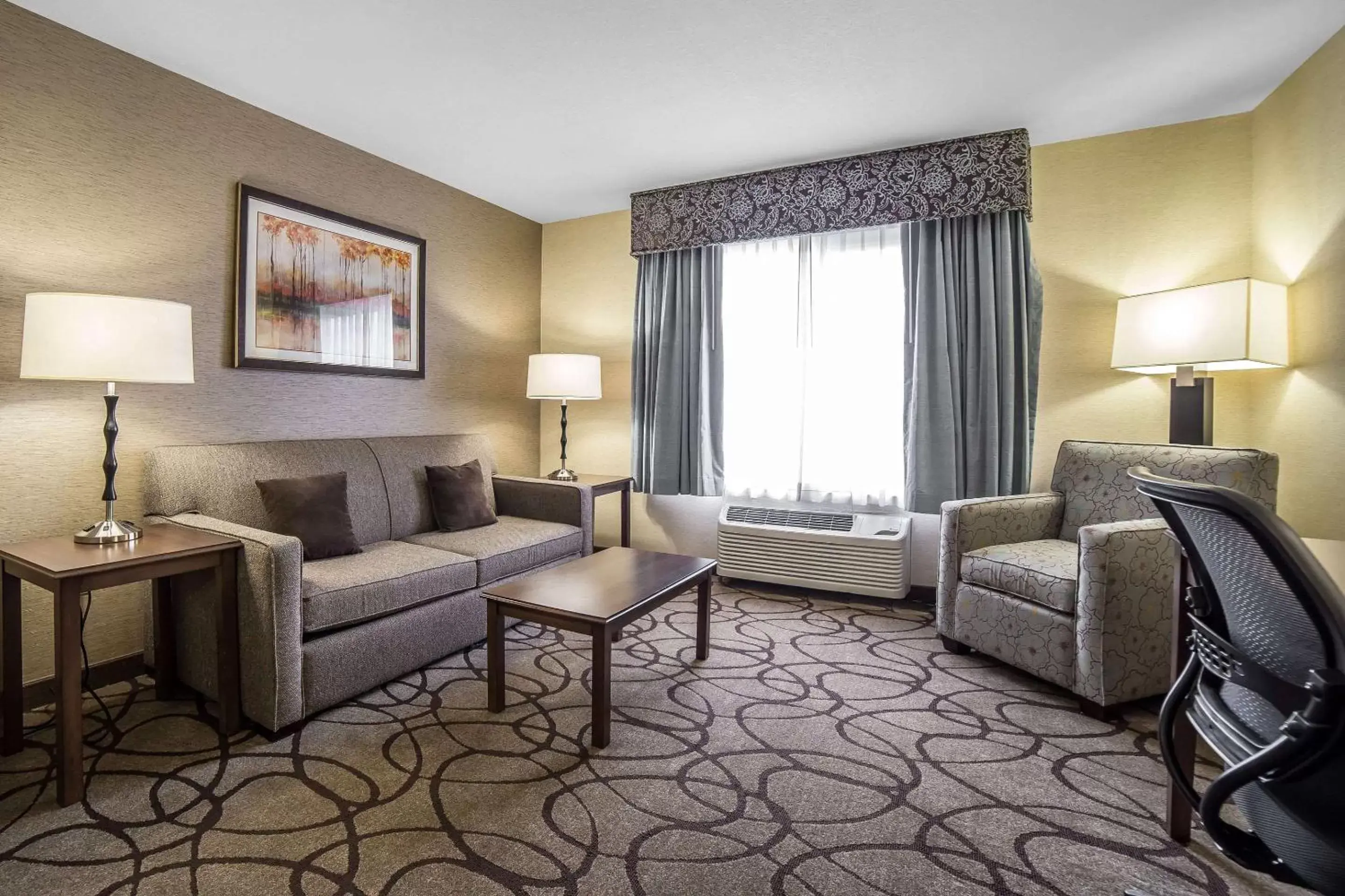 Photo of the whole room, Seating Area in Comfort Suites Airport Salt Lake City