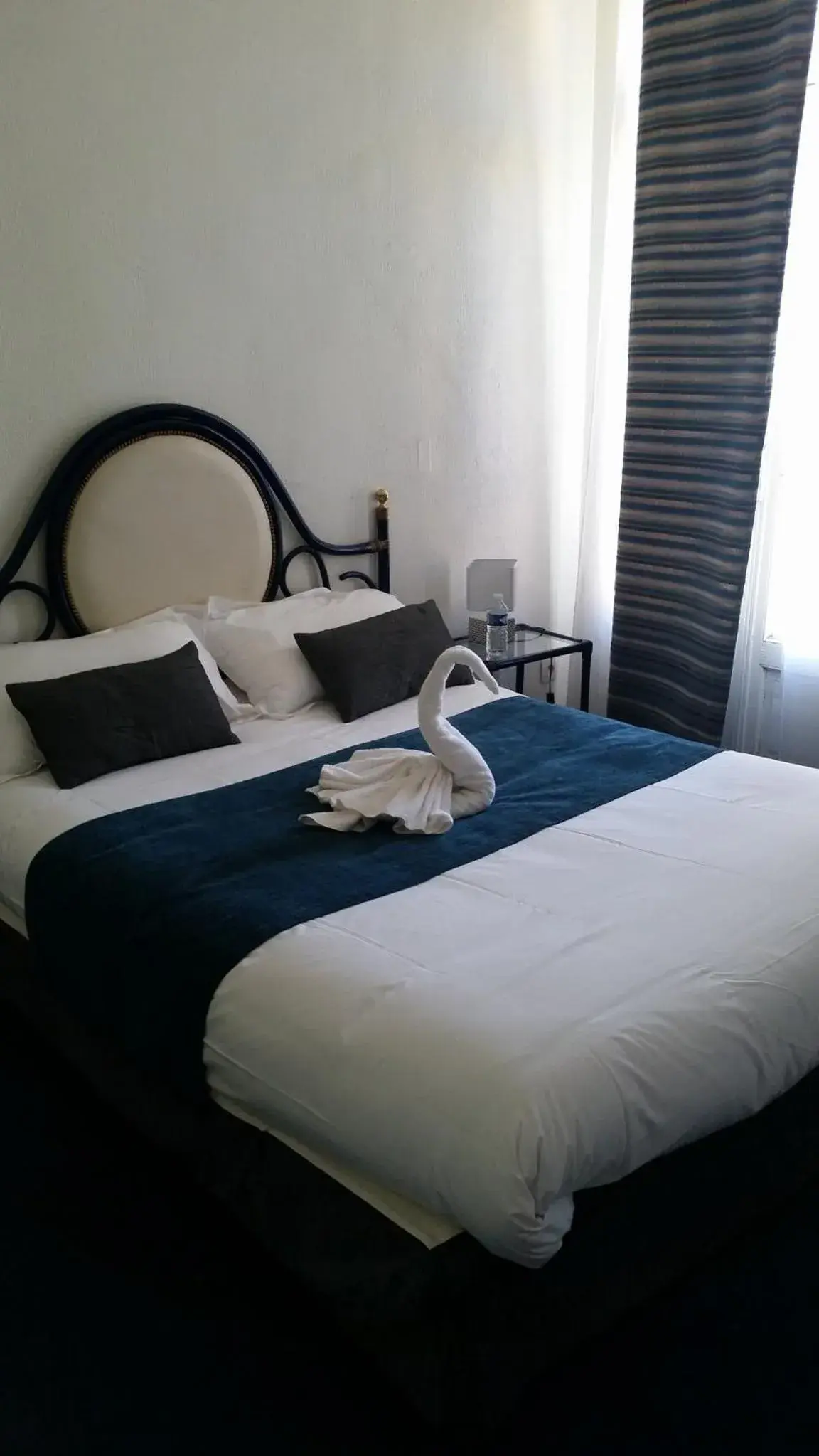 Photo of the whole room, Bed in Hotel De France