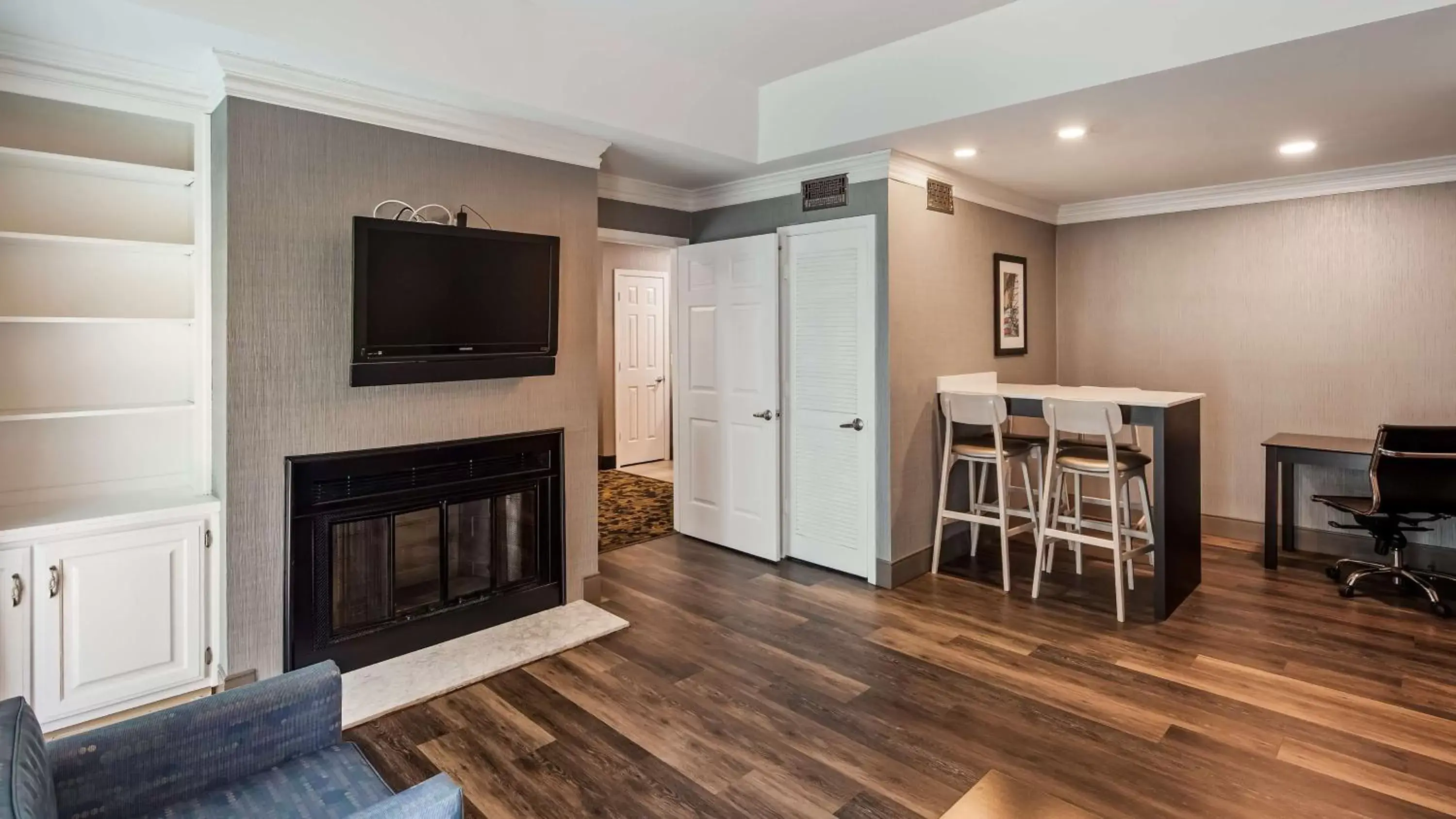 Photo of the whole room, TV/Entertainment Center in Best Western Brentwood