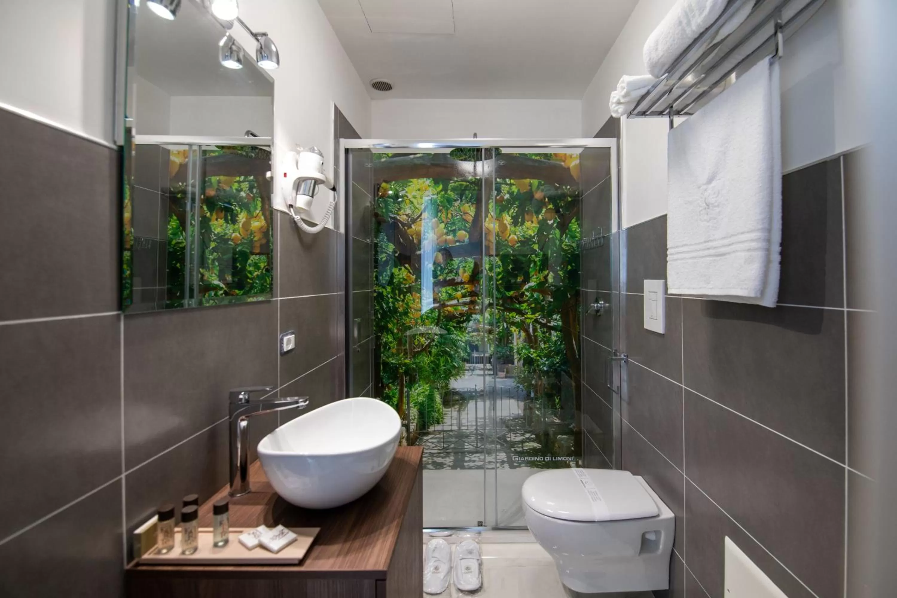 Bathroom in Palazzo Caracciolo del Sole
