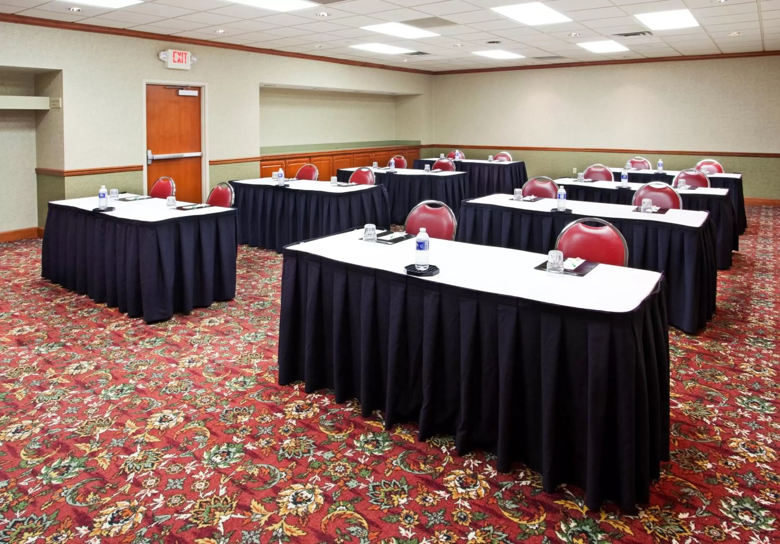 Meeting/conference room in Holiday Inn Cincinnati-Eastgate, an IHG Hotel