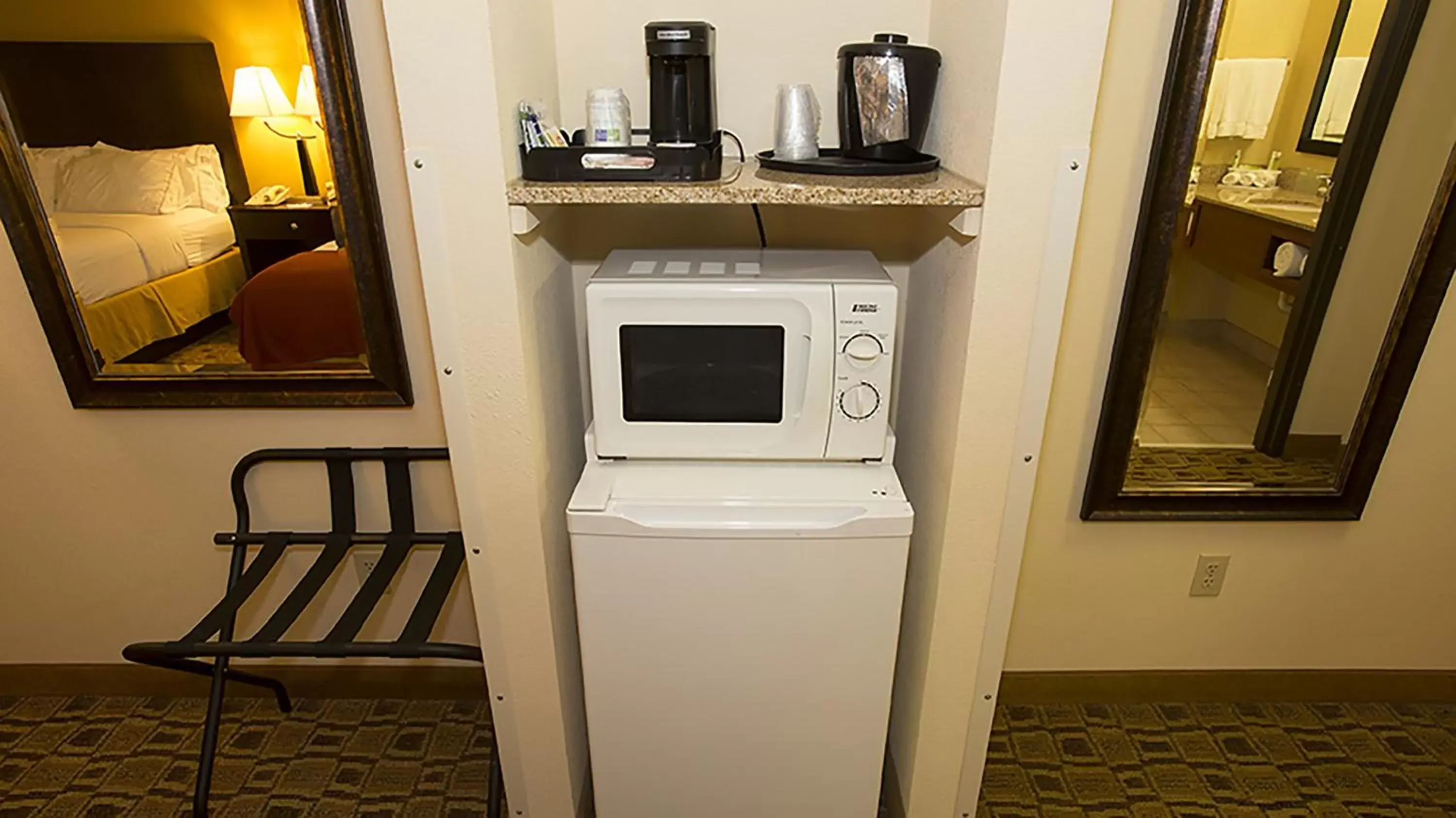 Photo of the whole room, Kitchen/Kitchenette in Holiday Inn Express Boonville, an IHG Hotel