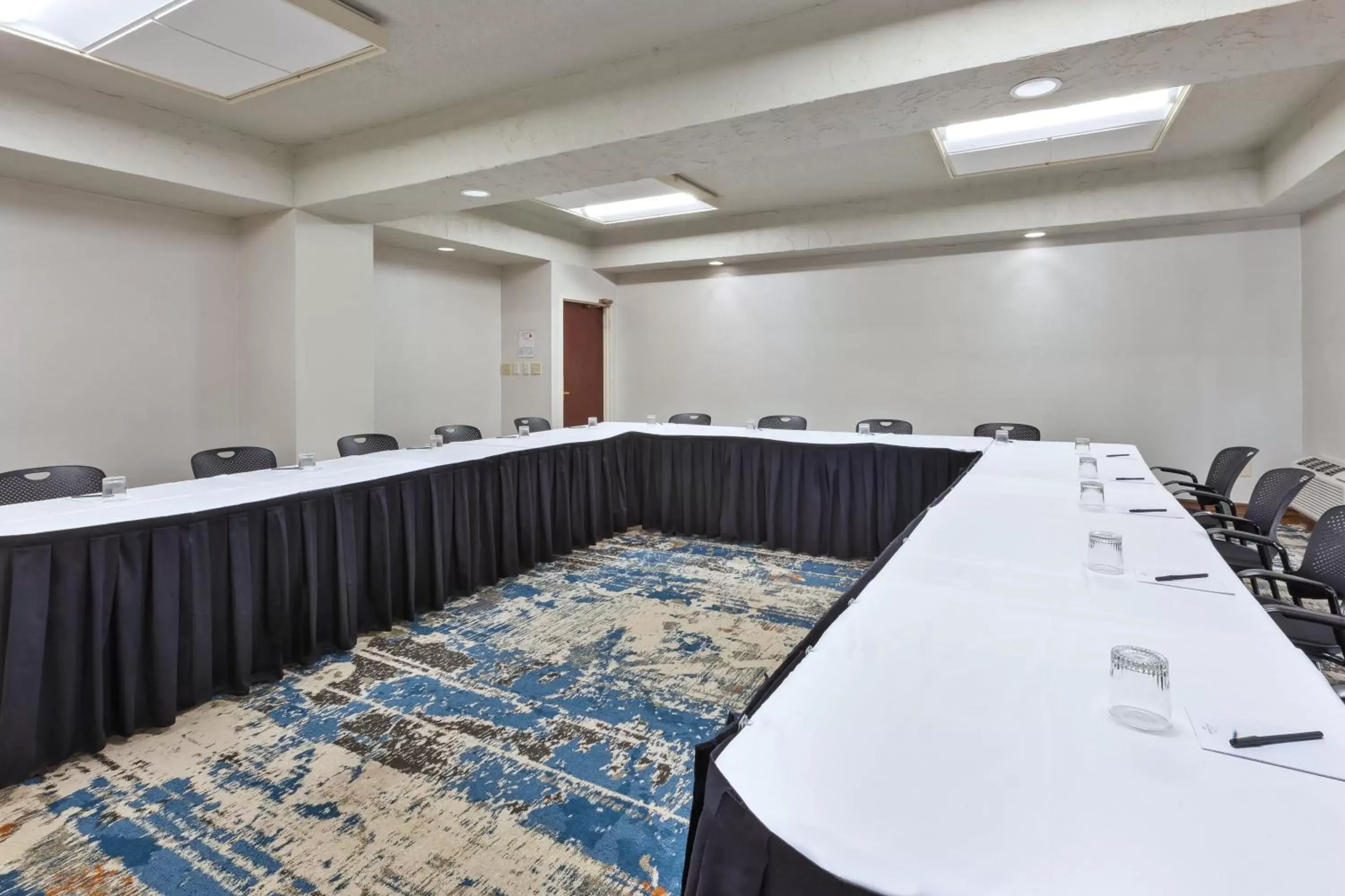 Meeting/conference room in Crowne Plaza Columbus North - Worthington, an IHG Hotel