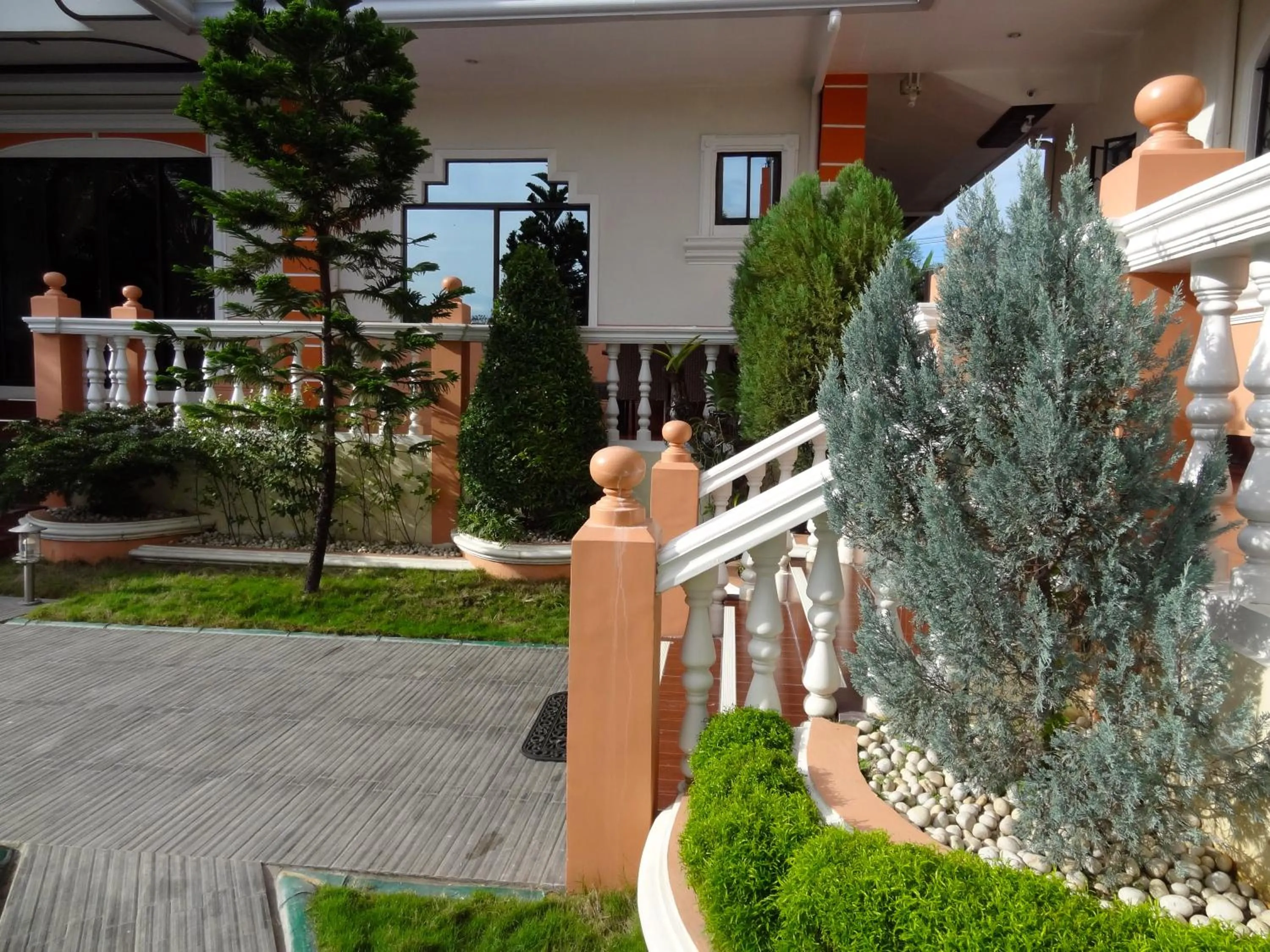 The Executive Villa Inn & Suites