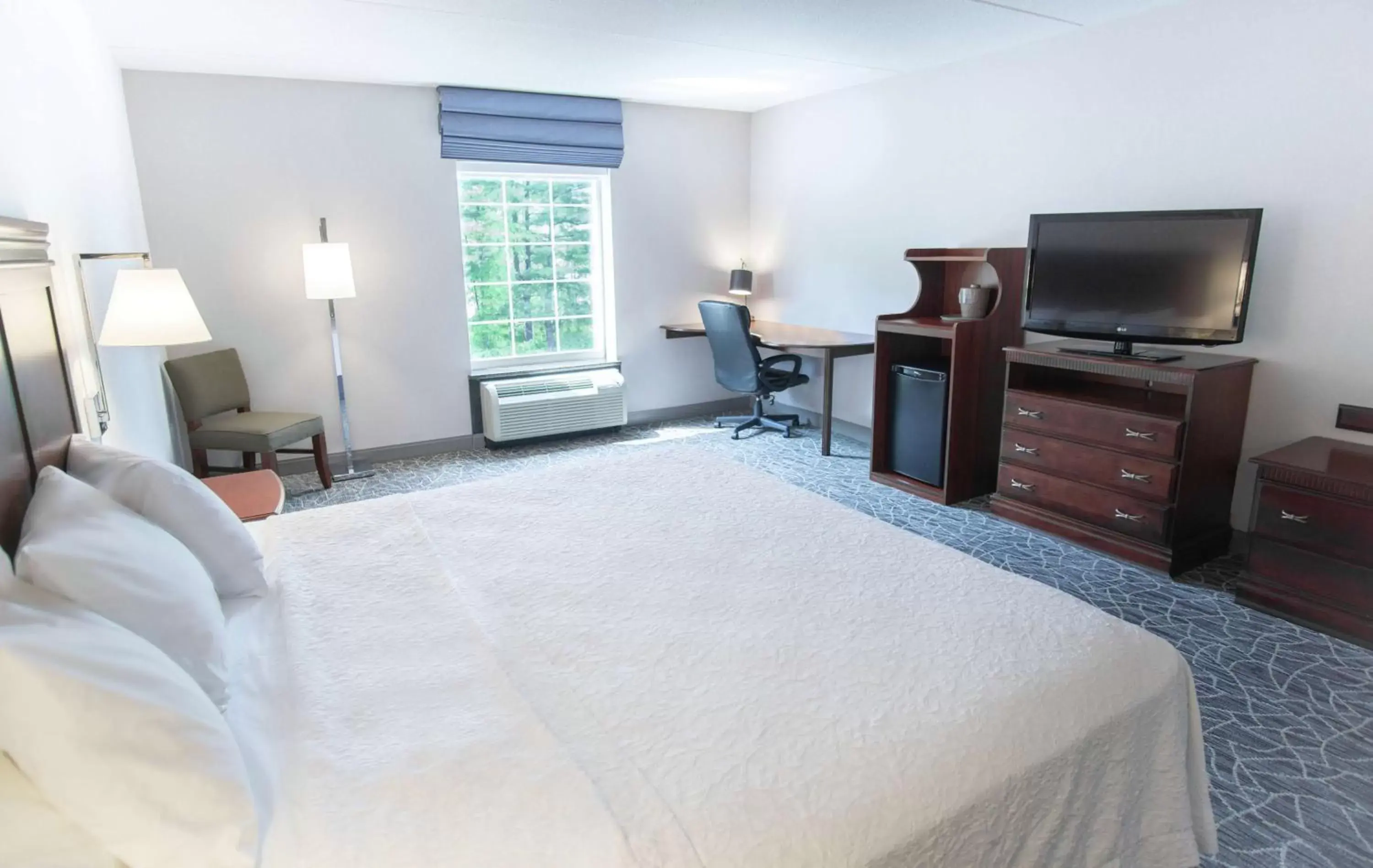 Bed in Hampton Inn & Suites Berkshires-Lenox