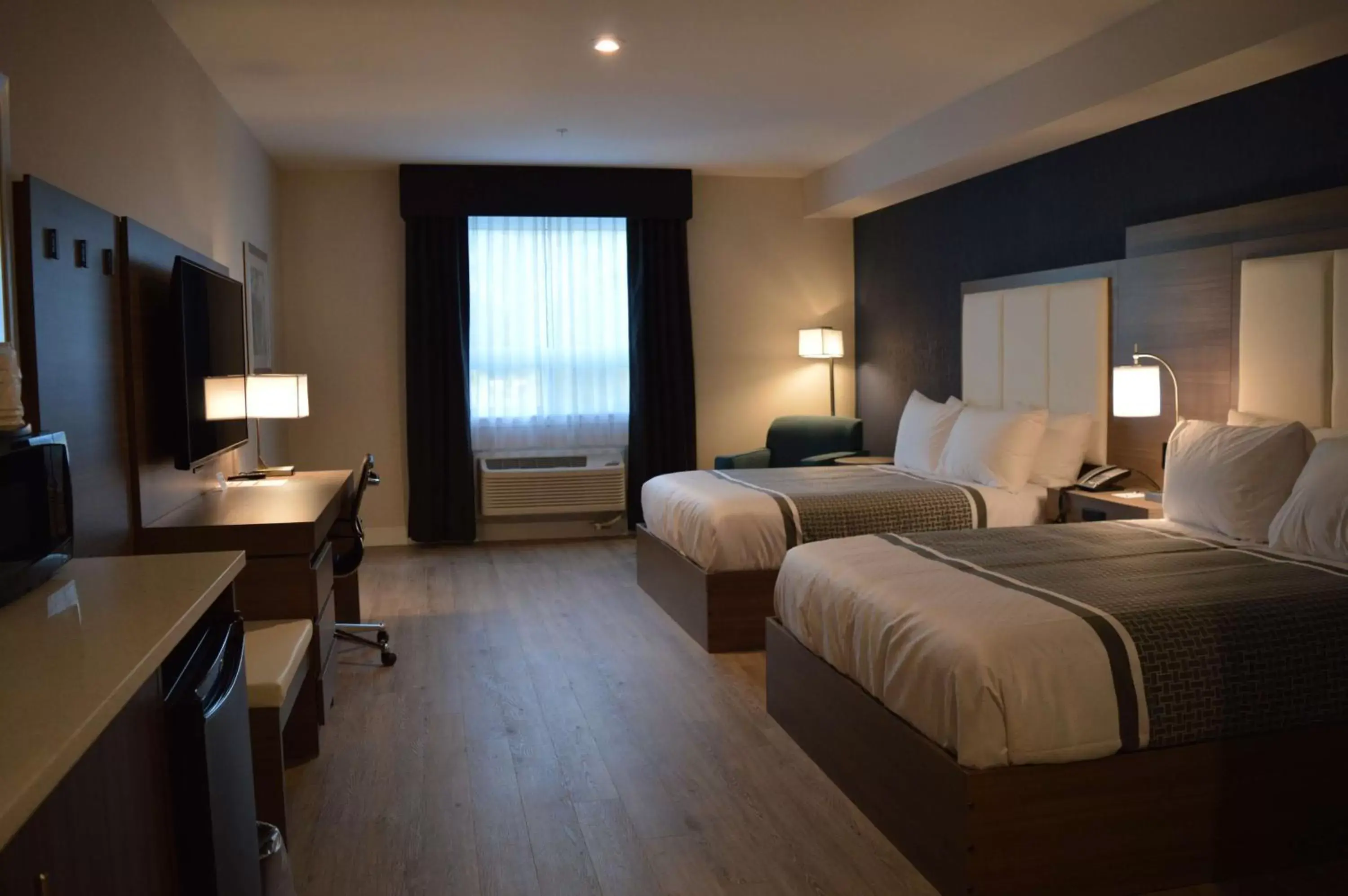 Photo of the whole room, Bed in Best Western Plus Gateway to the Falls