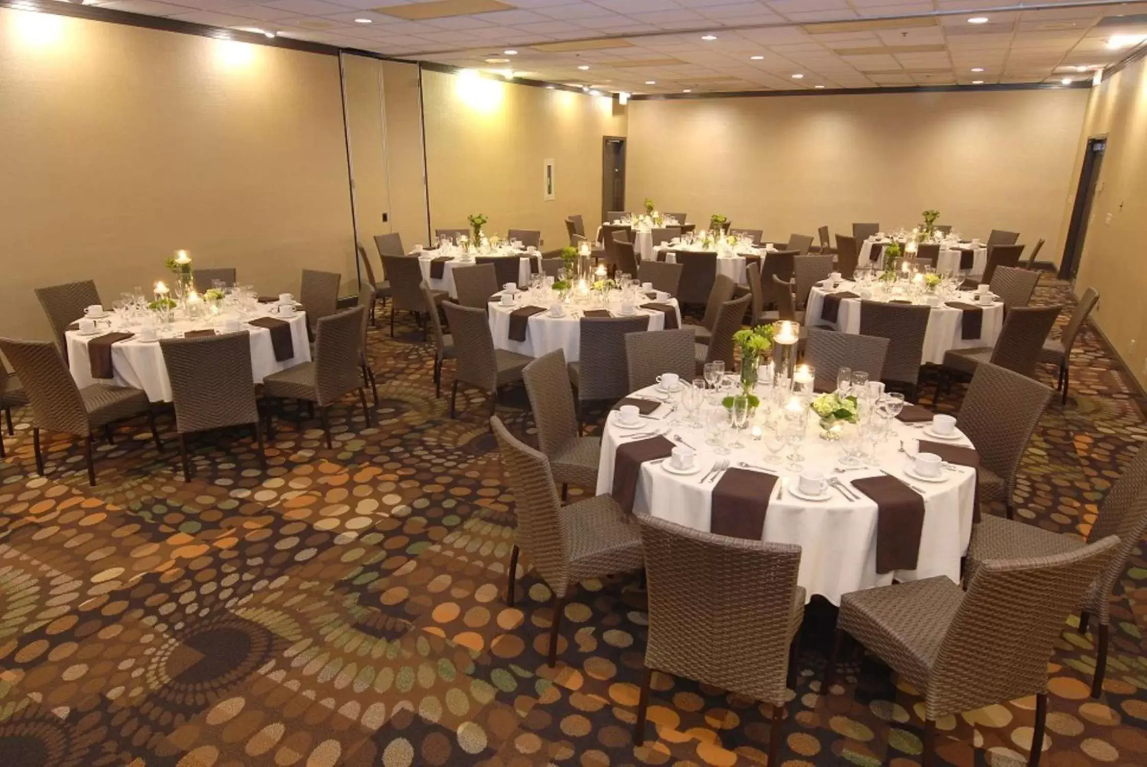 Meeting/conference room, Restaurant/Places to Eat in Embassy Suites by Hilton Dallas-Love Field