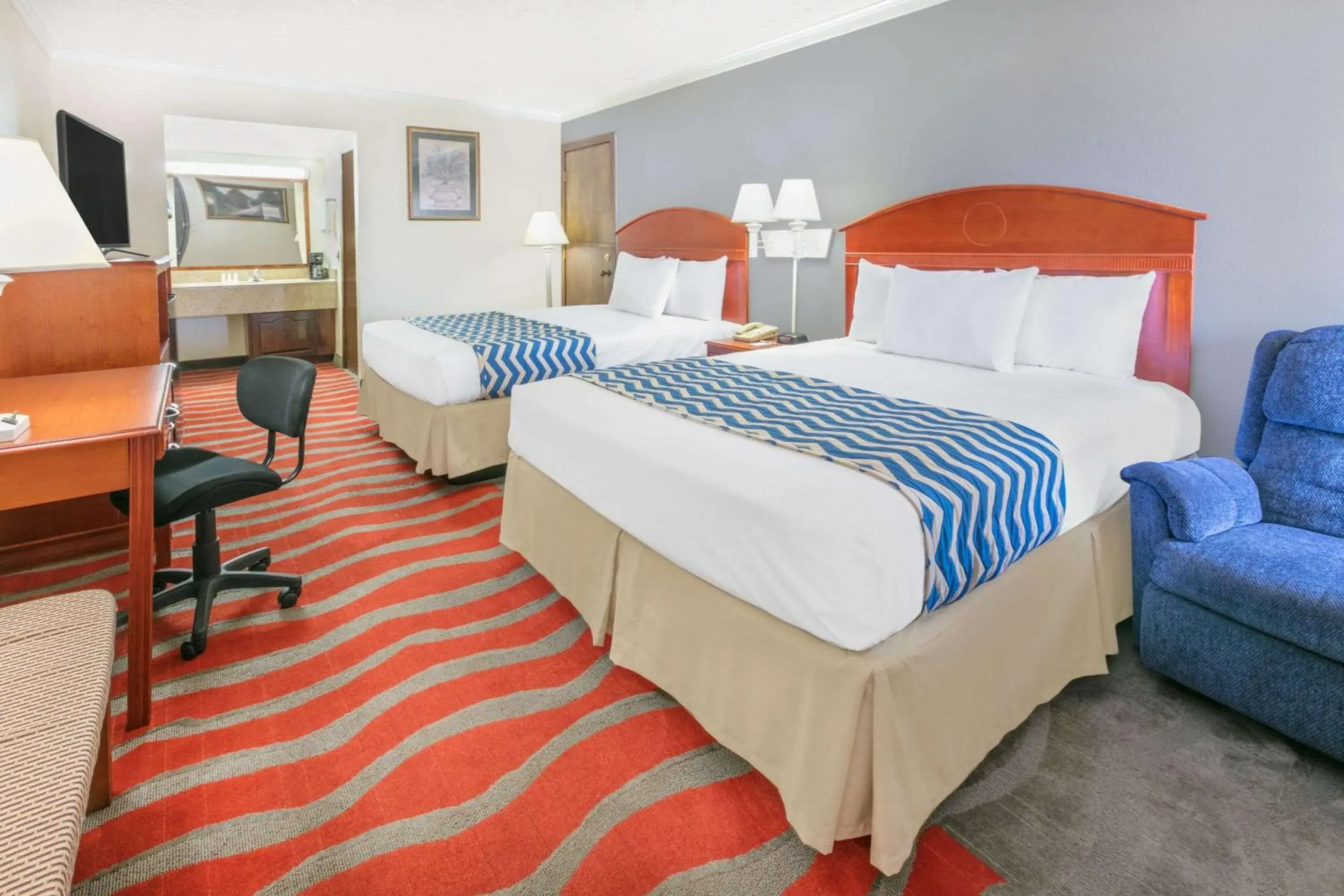 Photo of the whole room, Bed in Travelodge Inn & Suites by Wyndham Norman