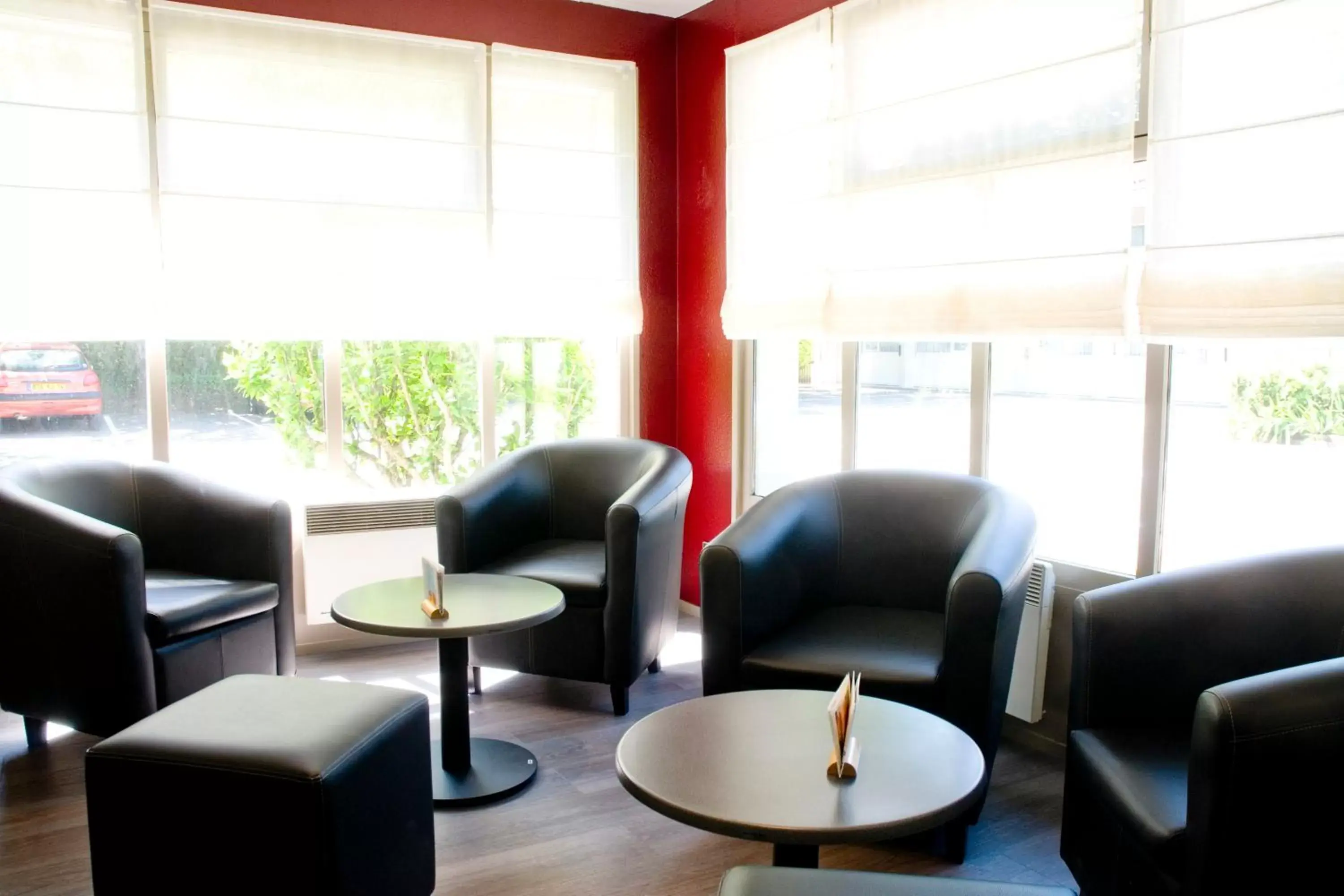 Lounge or bar in Campanile Annecy - Cran Gevrier Lounge or bar in Campanile Annecy - Cran Gevrier