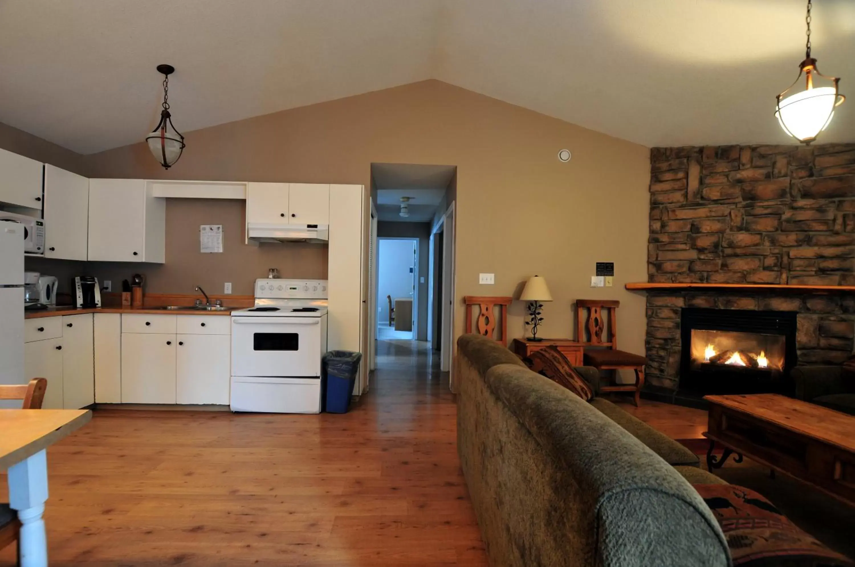 Kitchen or kitchenette, Kitchen/Kitchenette in Manning Park Resort