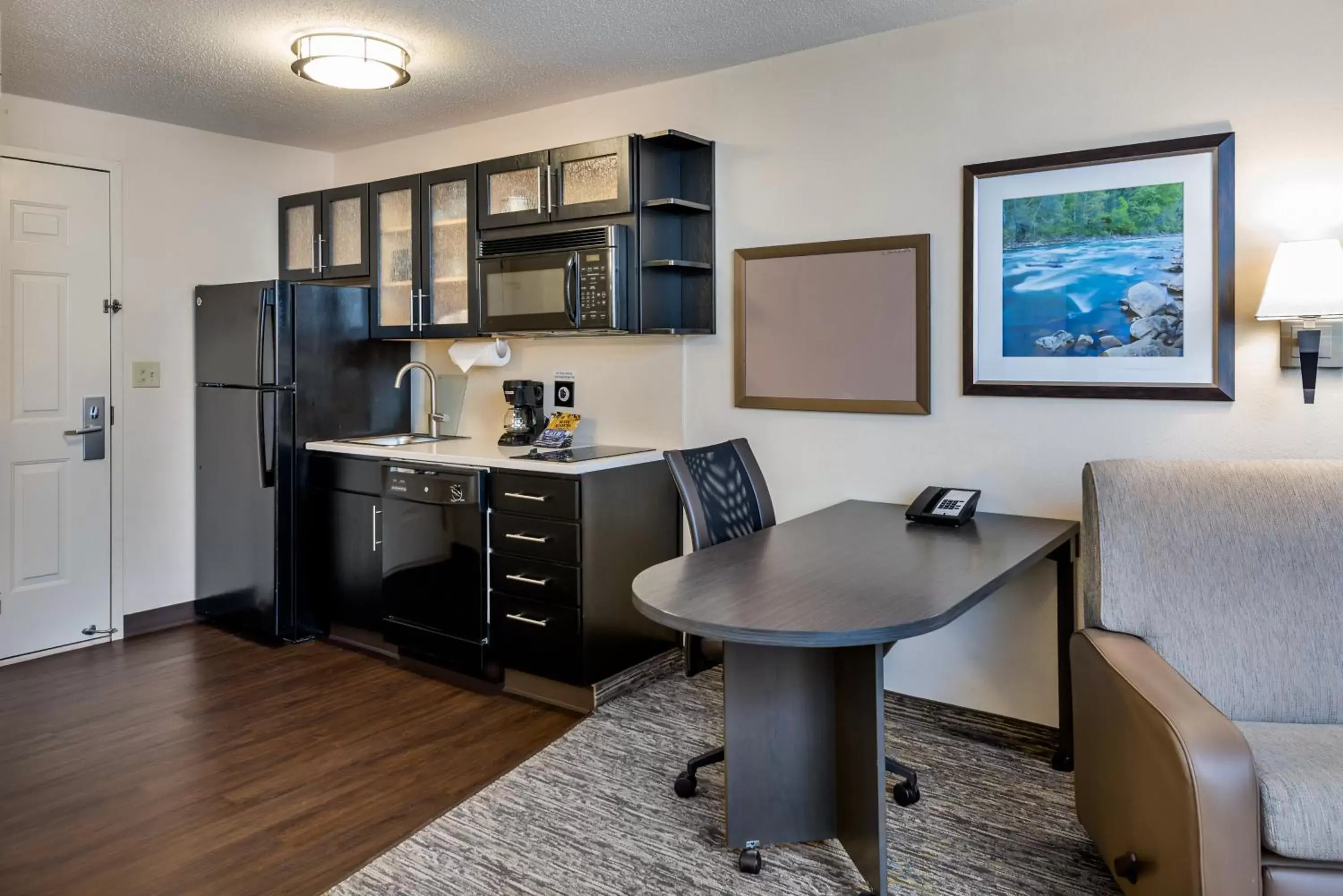 Photo of the whole room, Kitchen/Kitchenette in Candlewood Suites Sterling, an IHG Hotel