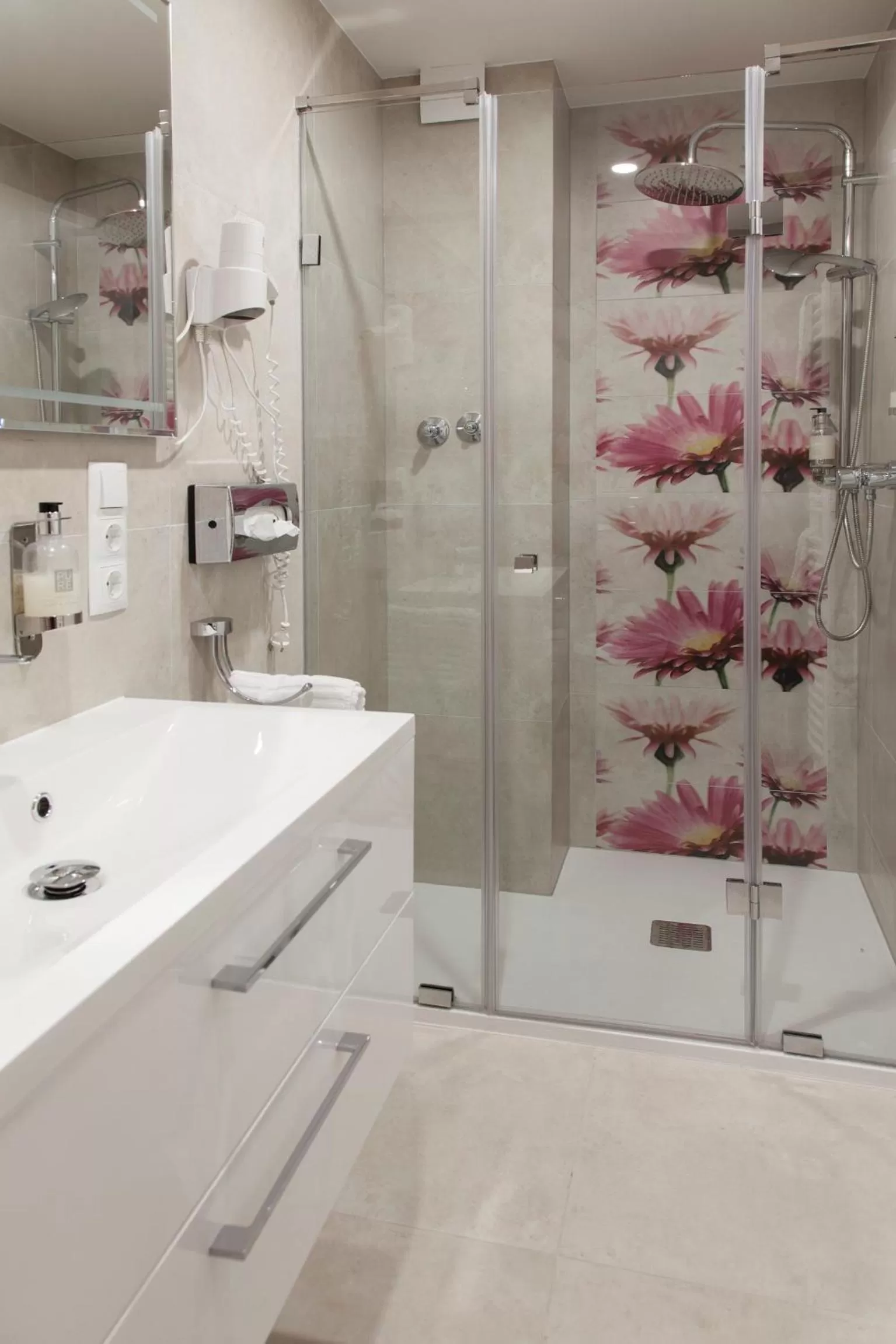 Shower in Hotel Engelbert