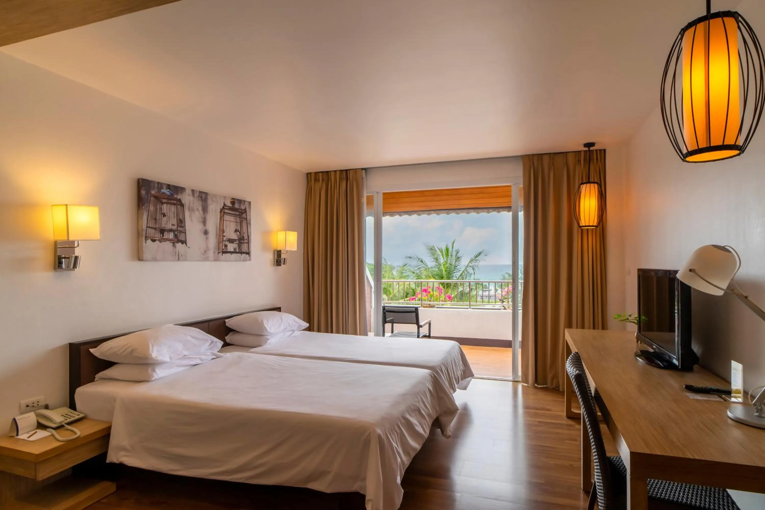 Bed in Best Western Phuket Ocean Resort