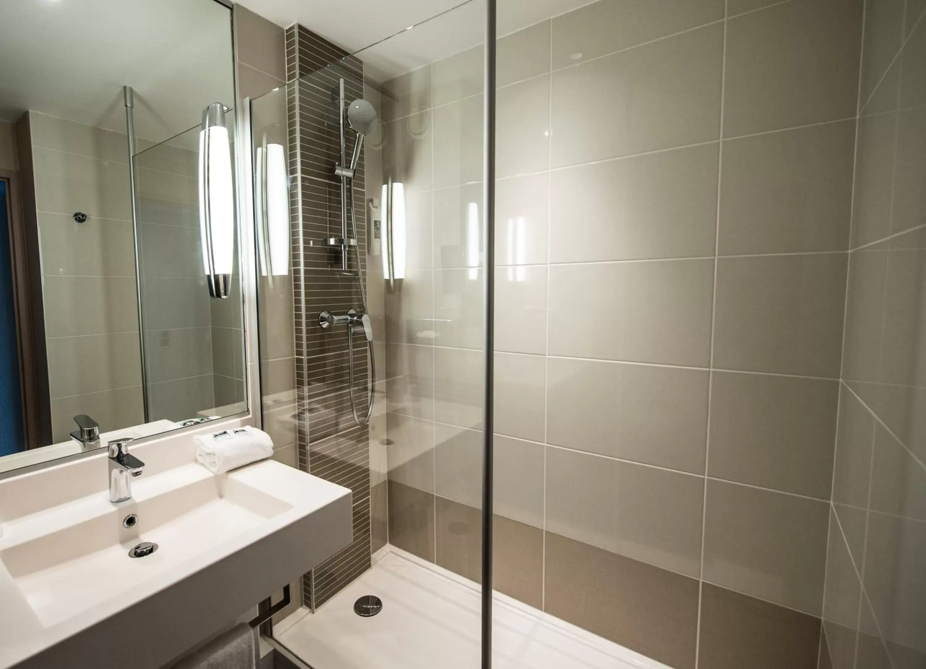 Shower, Bathroom in Mercure Beaune Centre