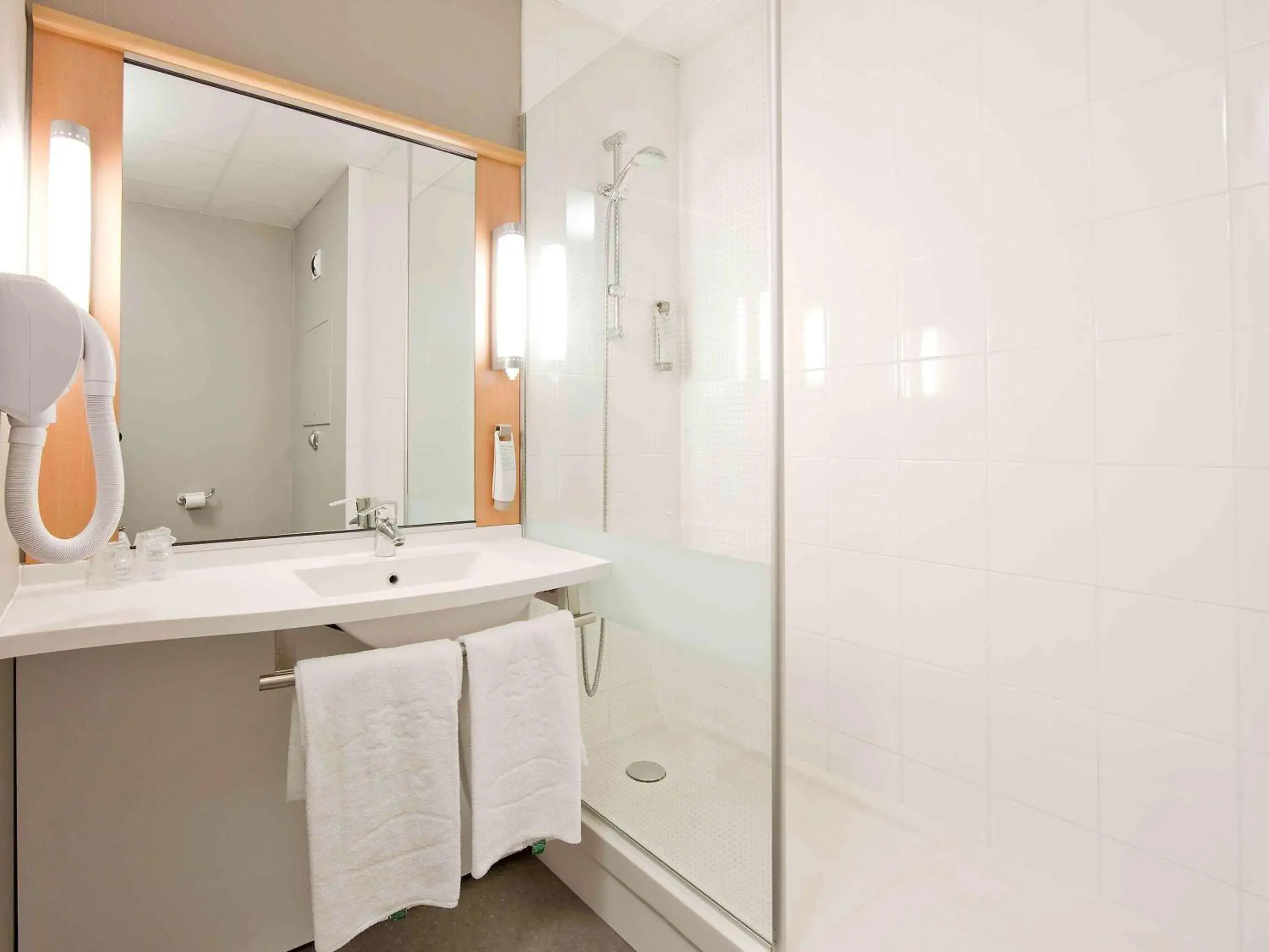 Photo of the whole room, Bathroom in ibis Paris Pantin Eglise