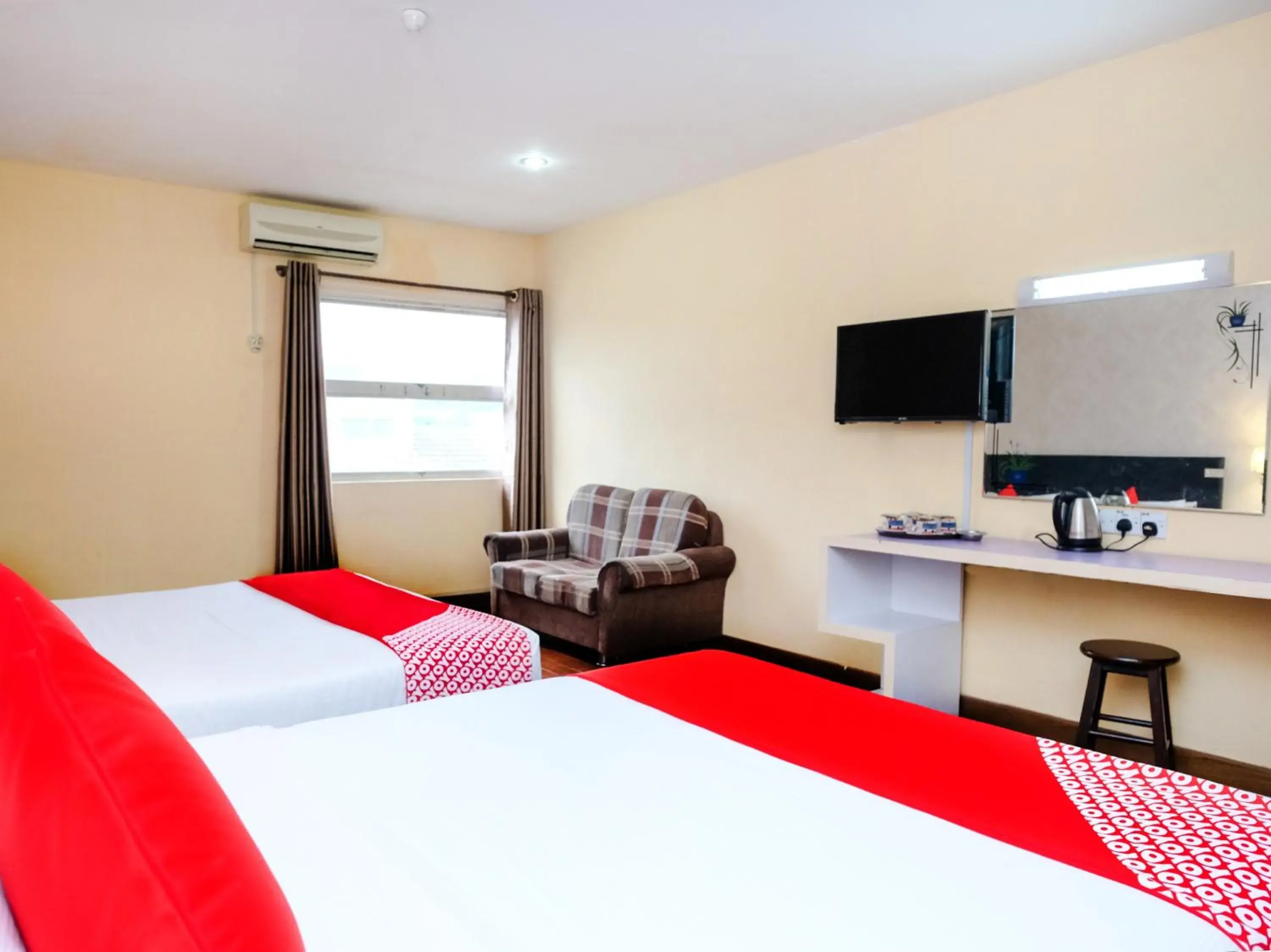 Bedroom, TV/Entertainment Center in Super OYO 546 Grand City Hotel