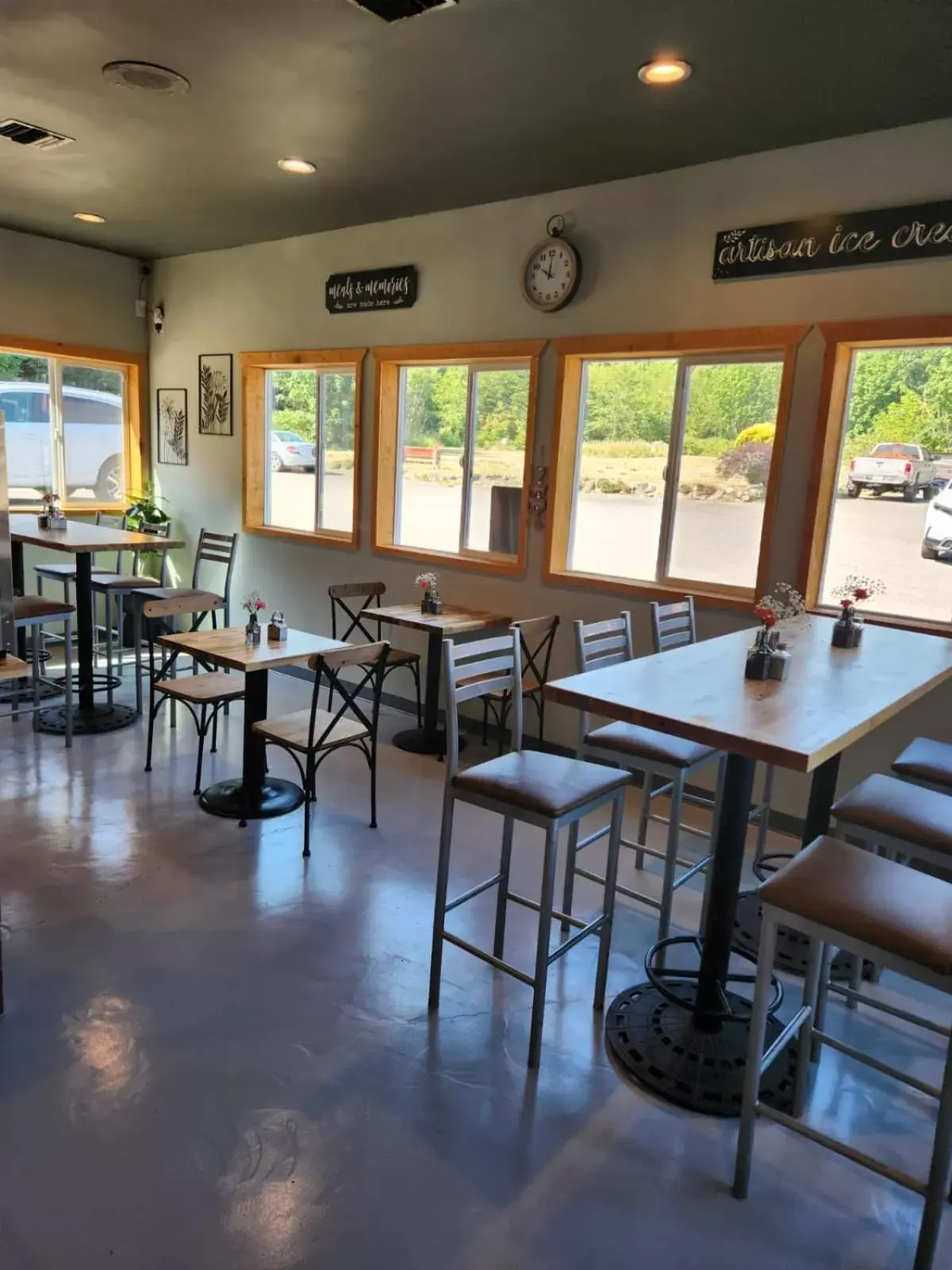Restaurant/Places to Eat in Sequim Bay Lodge