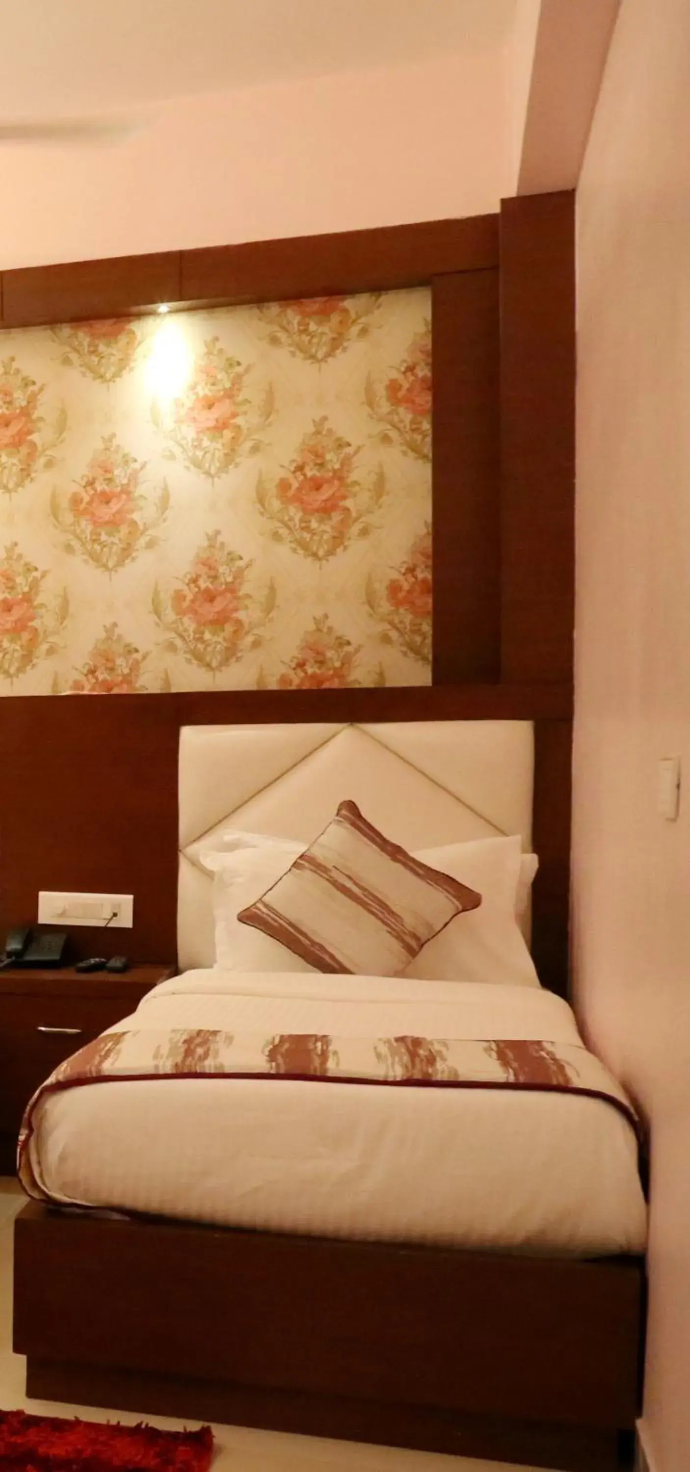 Bed in Hotel Varanasi Inn