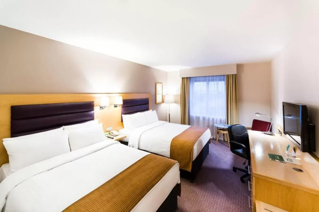 Bed in Holiday Inn London Brentford Lock, an IHG Hotel