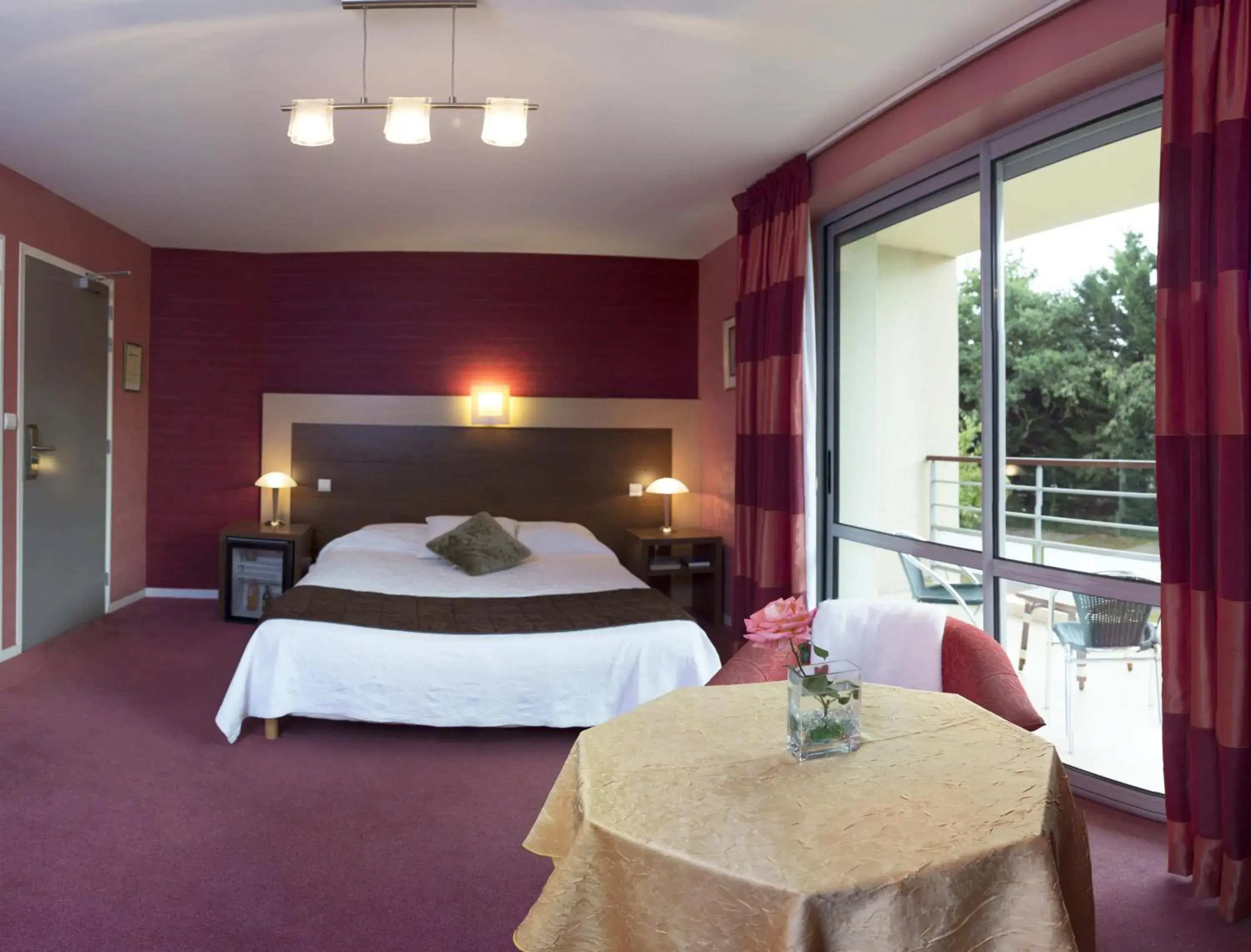 Photo of the whole room, Bed in Citotel Le Clos Champel