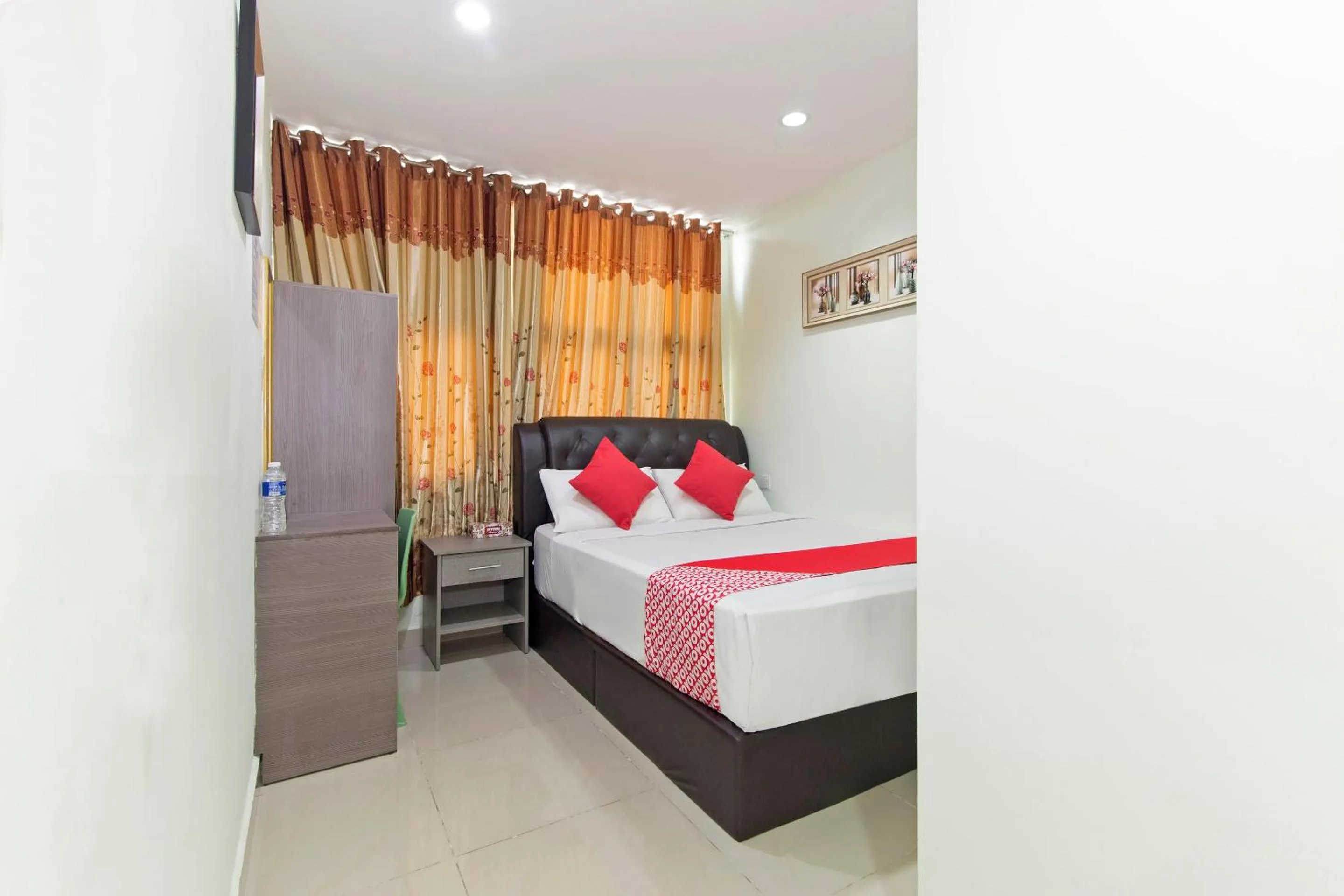 Bedroom, Bed in OYO 444 KL Empire Hotel