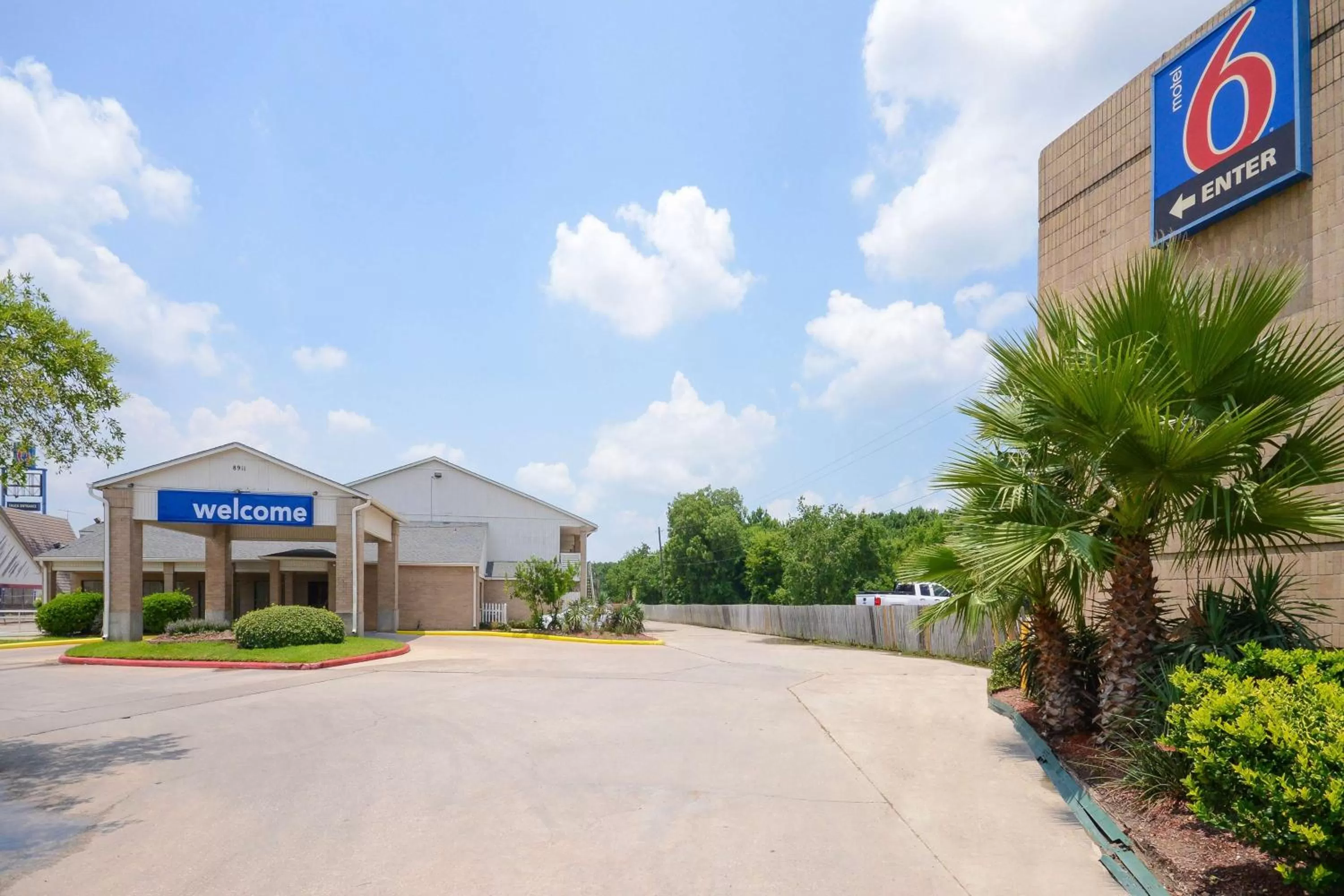 Property building in Motel 6-Baytown, TX - Baytown East