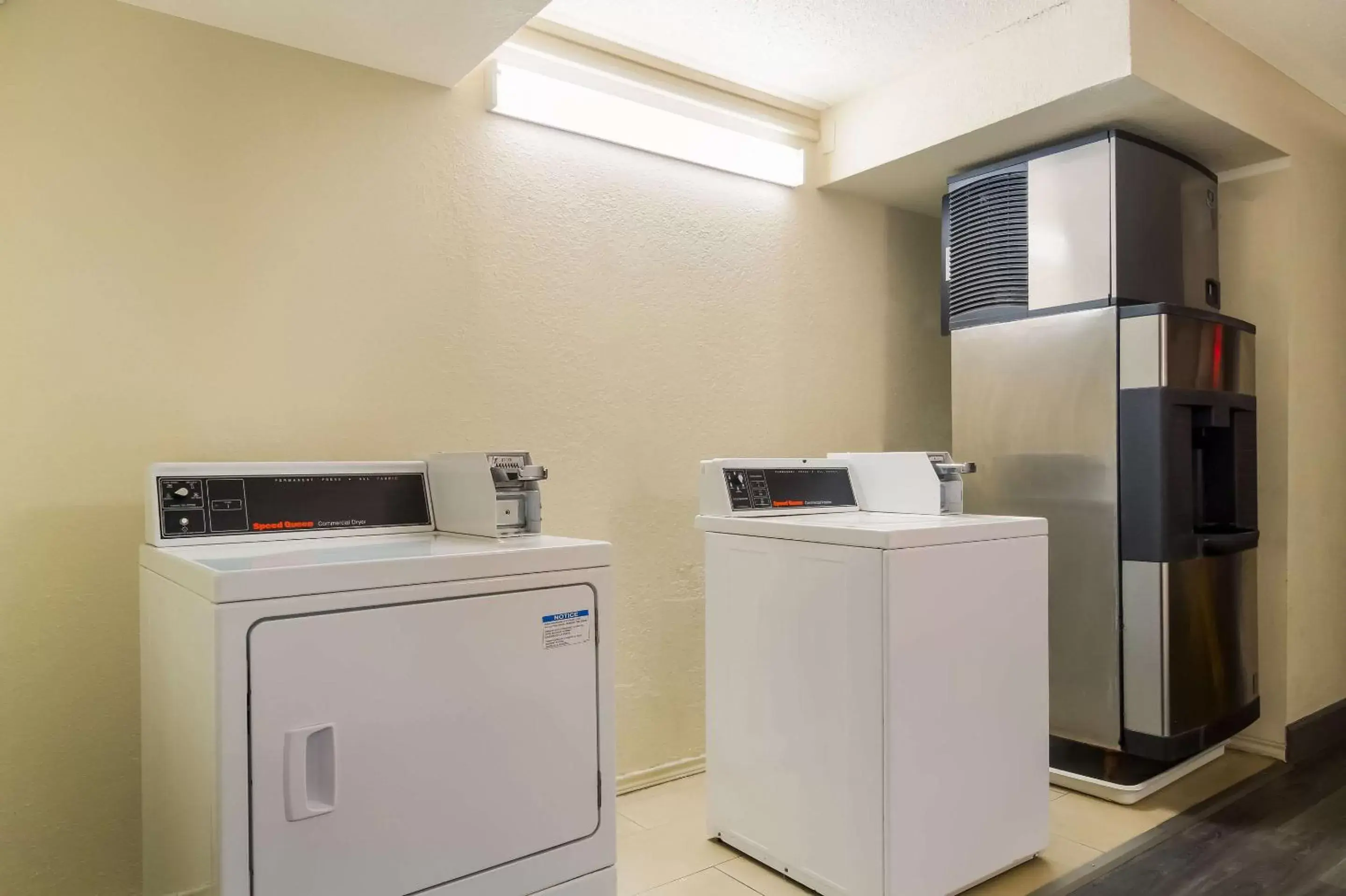 laundry, Kitchen/Kitchenette in Clarion Pointe Lake Jackson - Clute