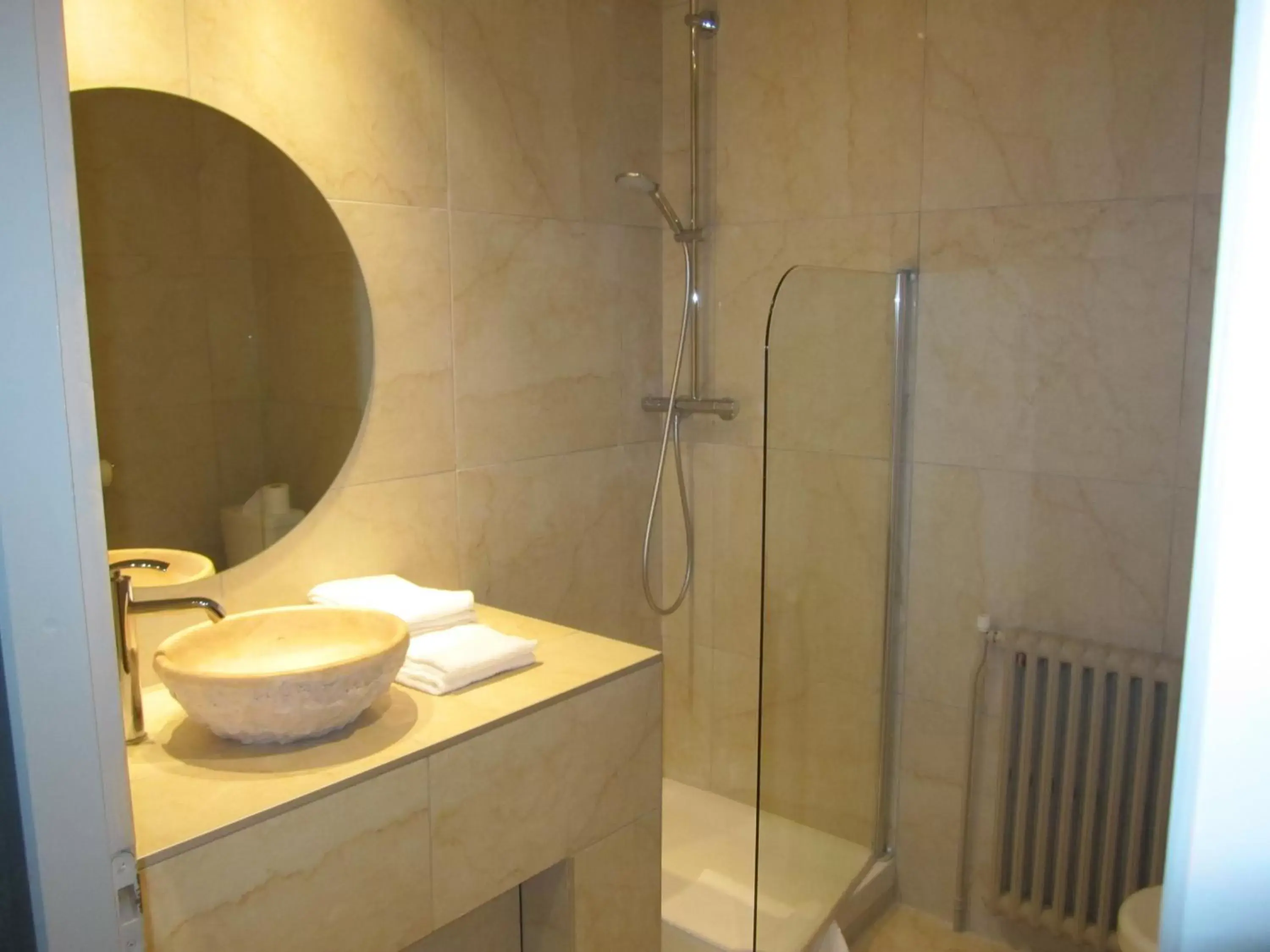 Shower, Bathroom in Hôtel Terminus