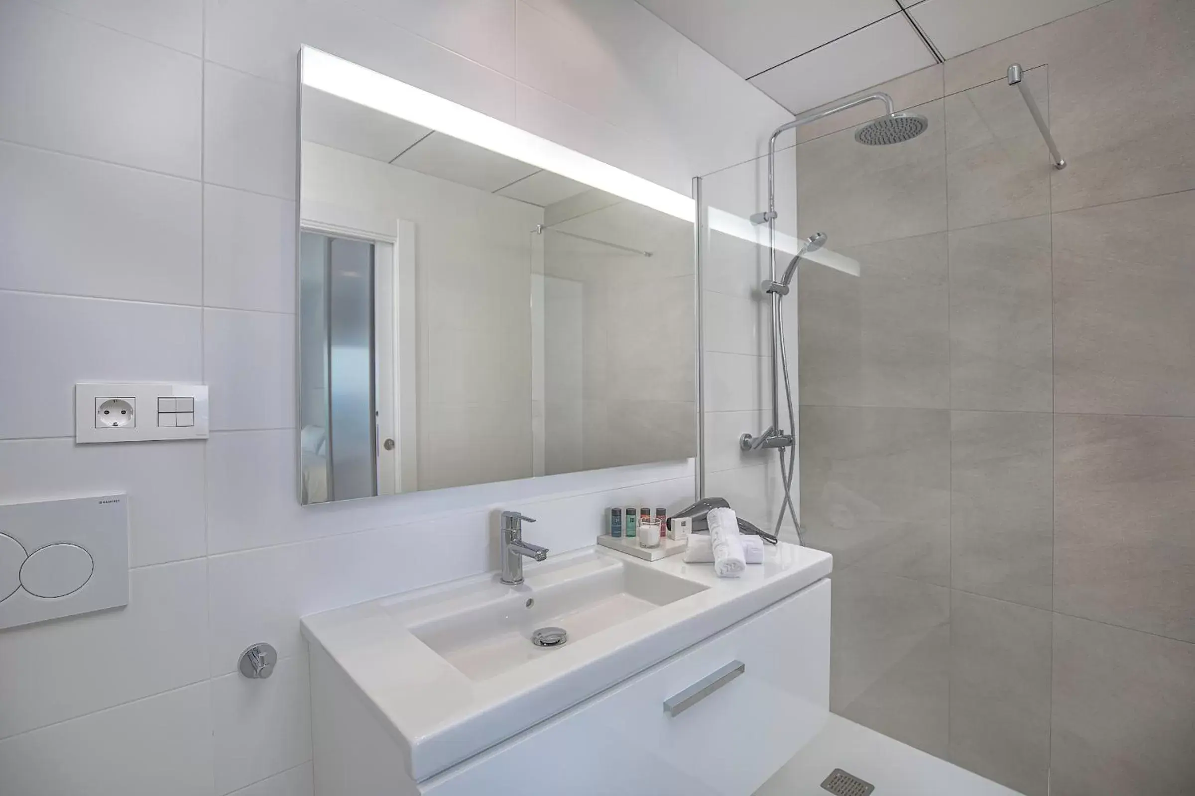 Shower, Bathroom in Blue Line Apartment Hotel