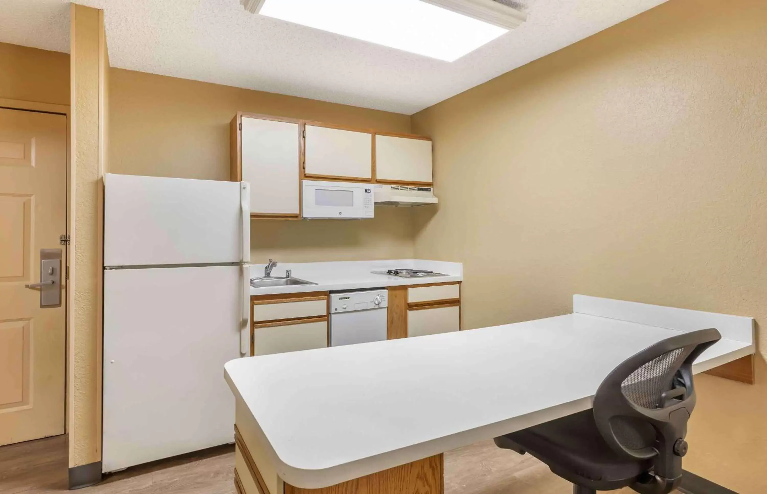 Bedroom, Kitchen/Kitchenette in Extended Stay America Suites - Denver - Tech Center South - Greenwood Village
