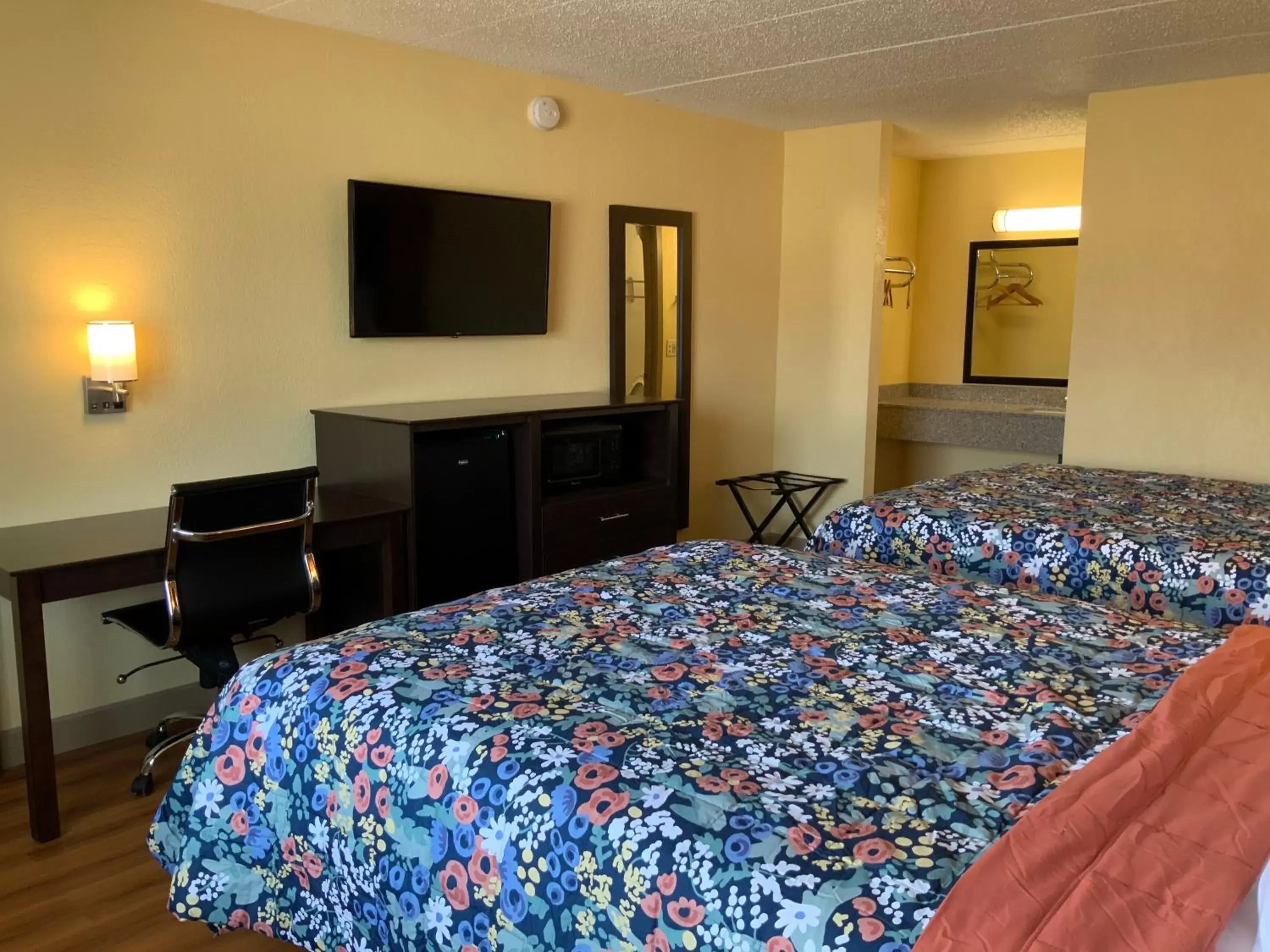 Bedroom, Bed in Town & Country Inn