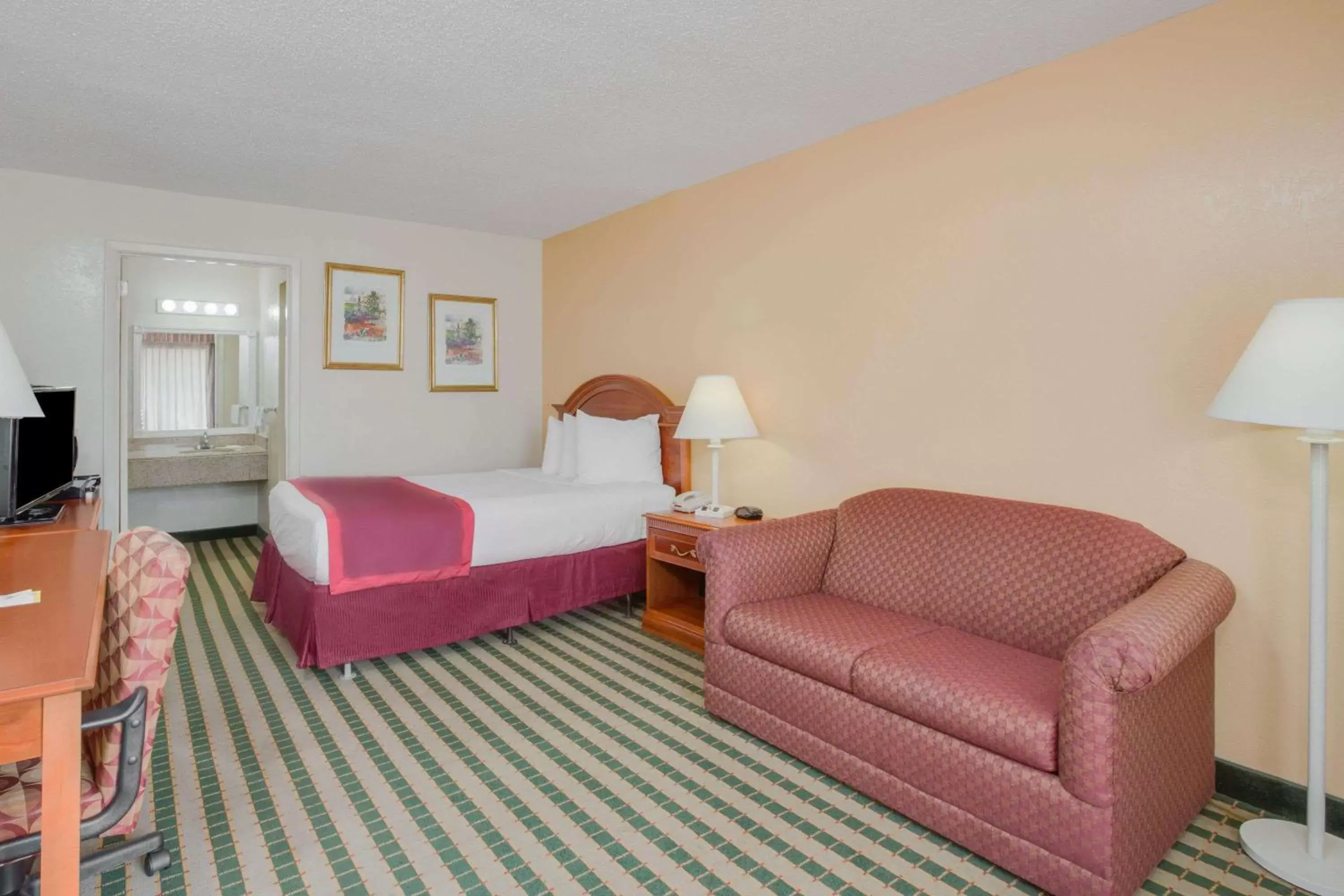 Photo of the whole room, Seating Area in Days Inn by Wyndham Asheville West