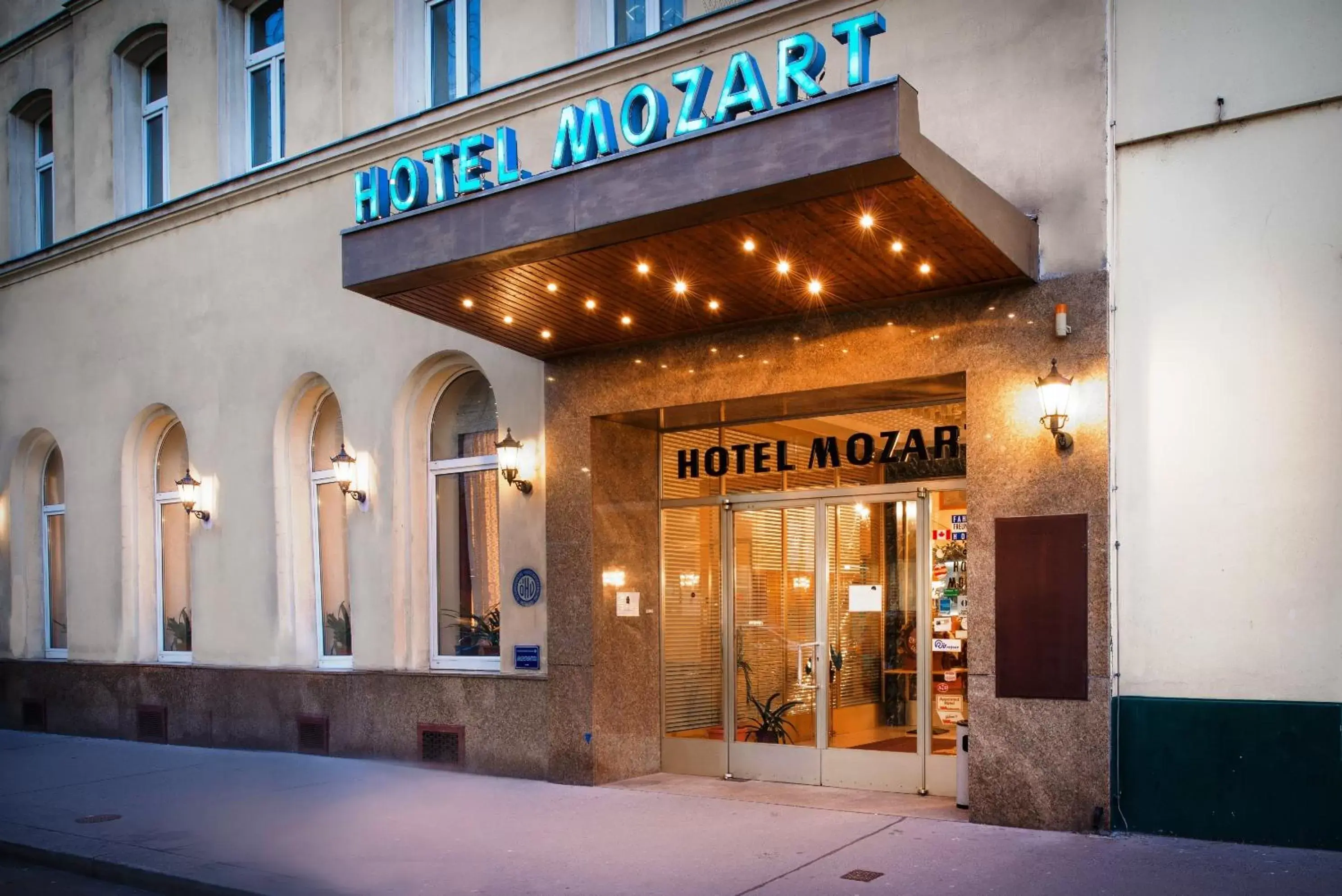 Facade/entrance in Hotel Mozart