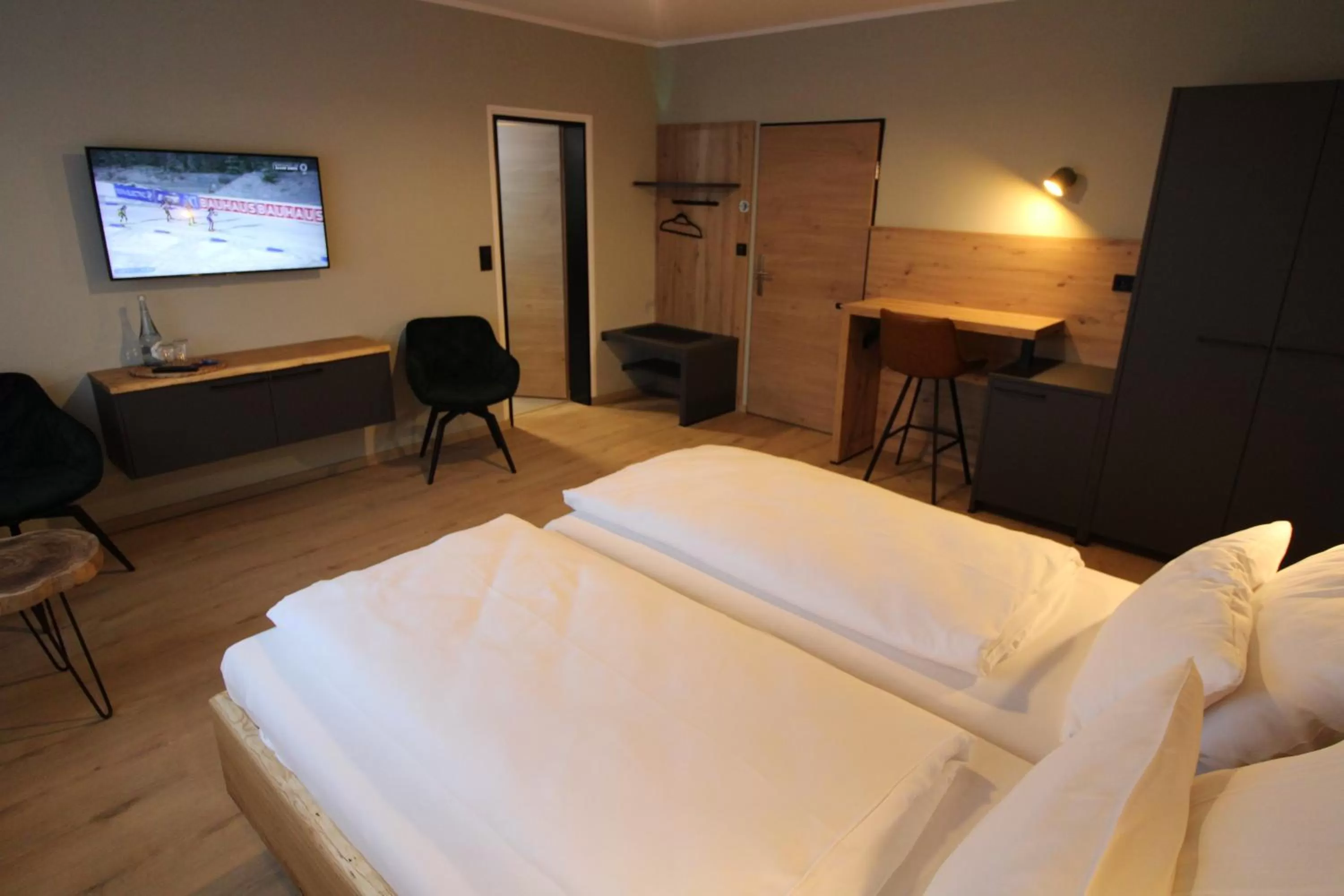 Bed in DER Hirsch Hotel